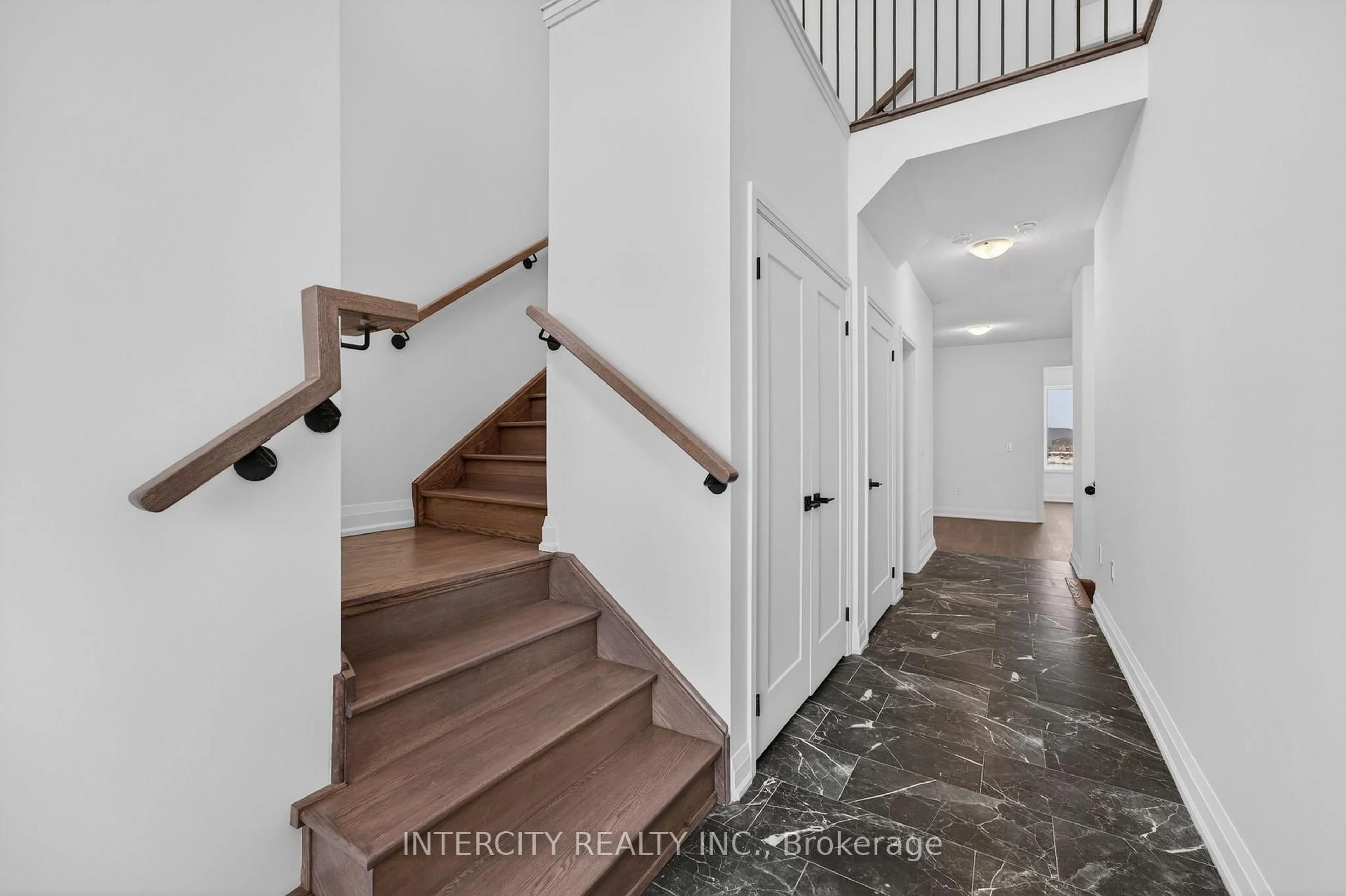 Indoor entryway for 34 Legacy Circ, Wasaga Beach Ontario L9Z 0M5