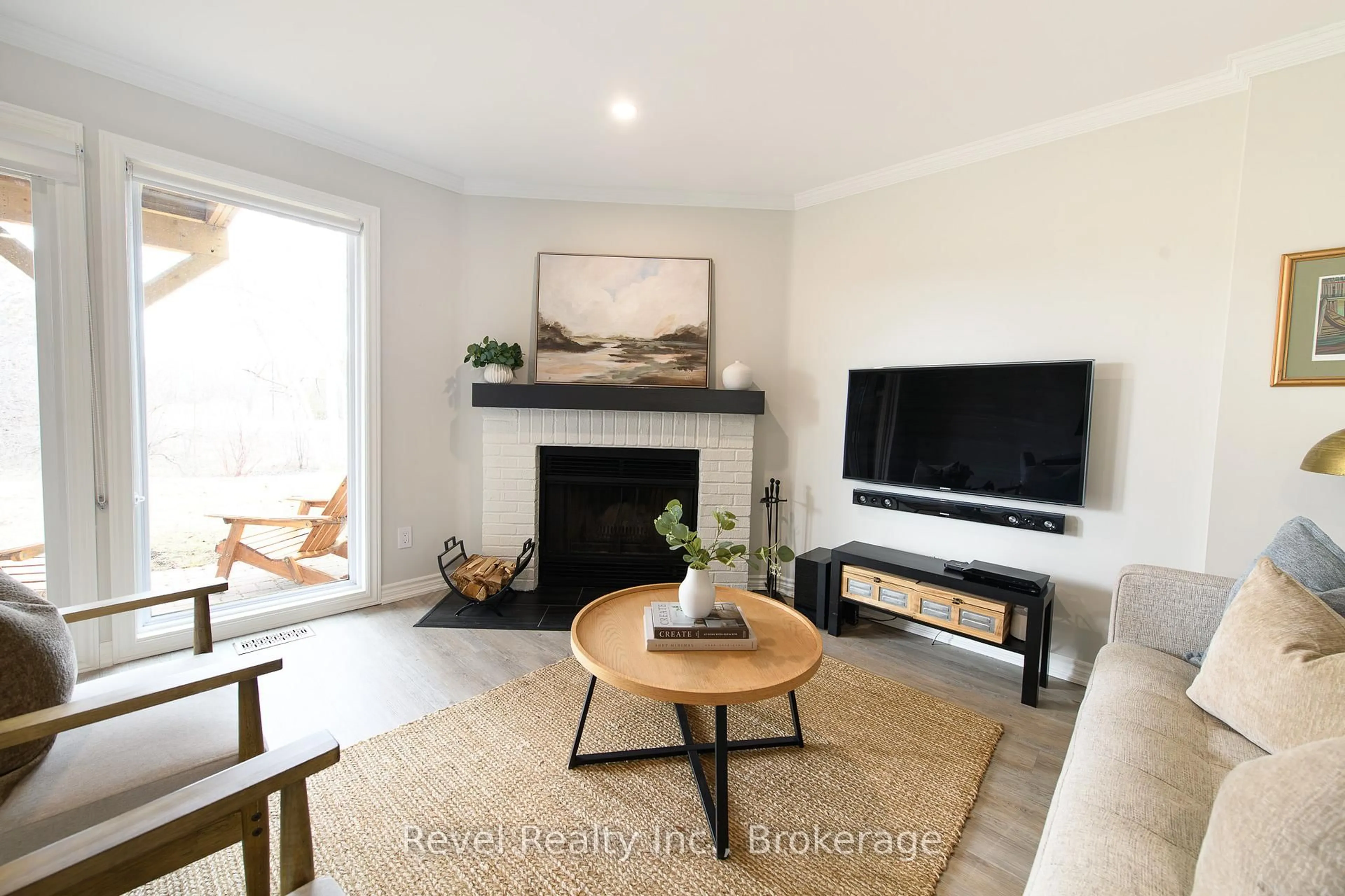 Living room with furniture, wood/laminate floor for 145 Fairway Cres #58, Collingwood Ontario L9Y 5B4