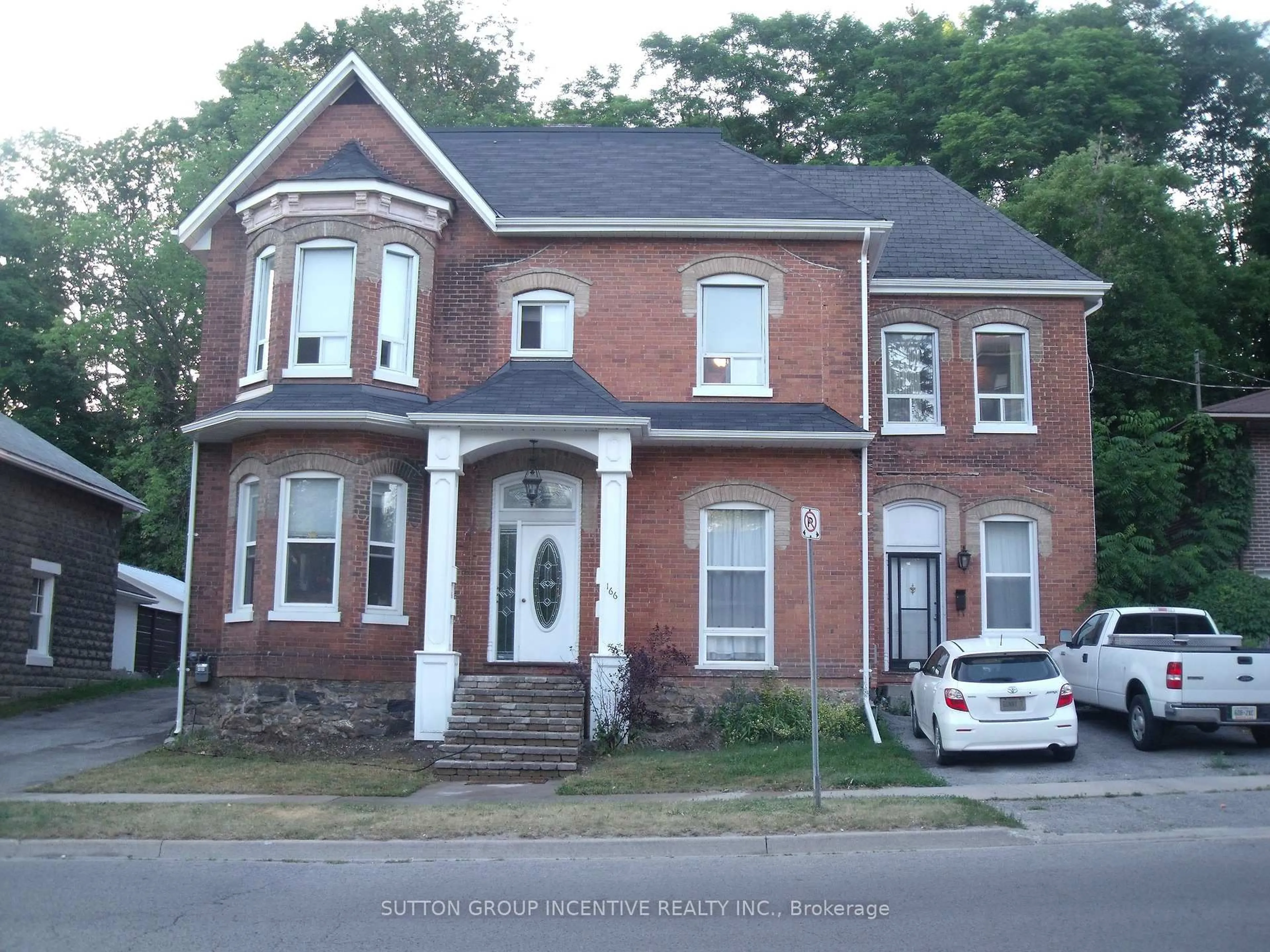 Home with brick exterior material, street for 166 Collier St, Barrie Ontario L4M 1H7