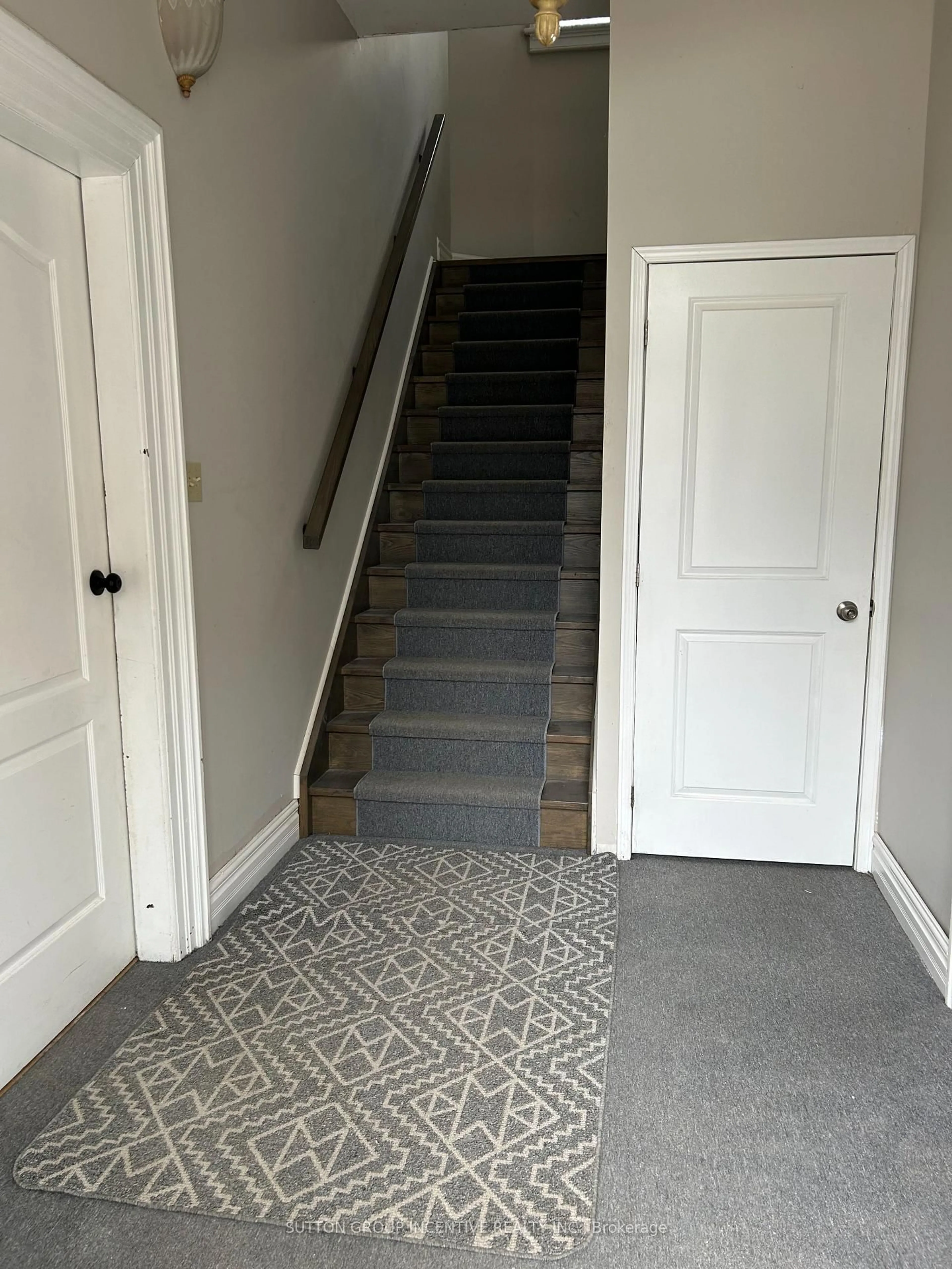 Unknown for 166 Collier St, Barrie Ontario L4M 1H7