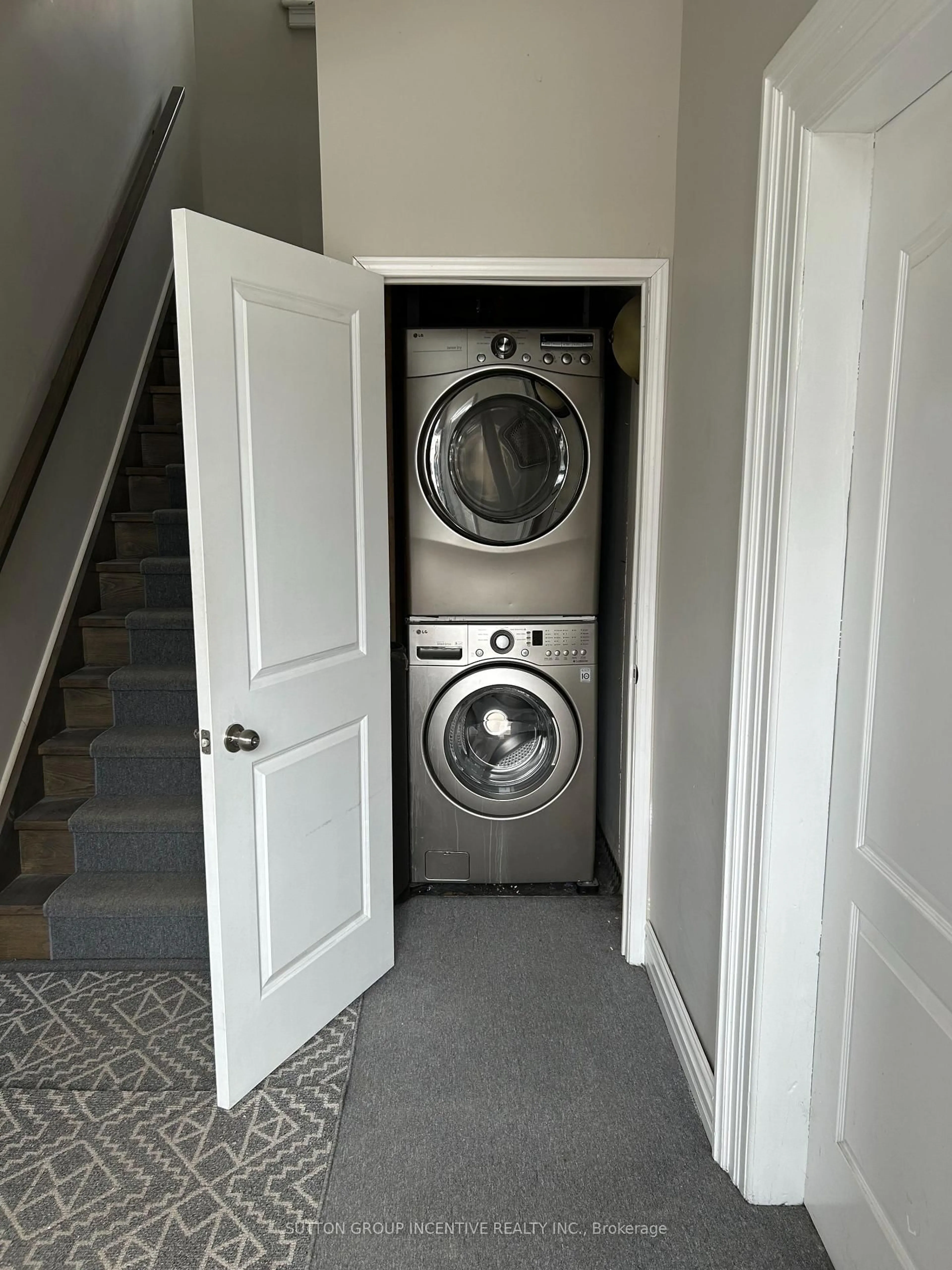 Laundry room for 166 Collier St, Barrie Ontario L4M 1H7