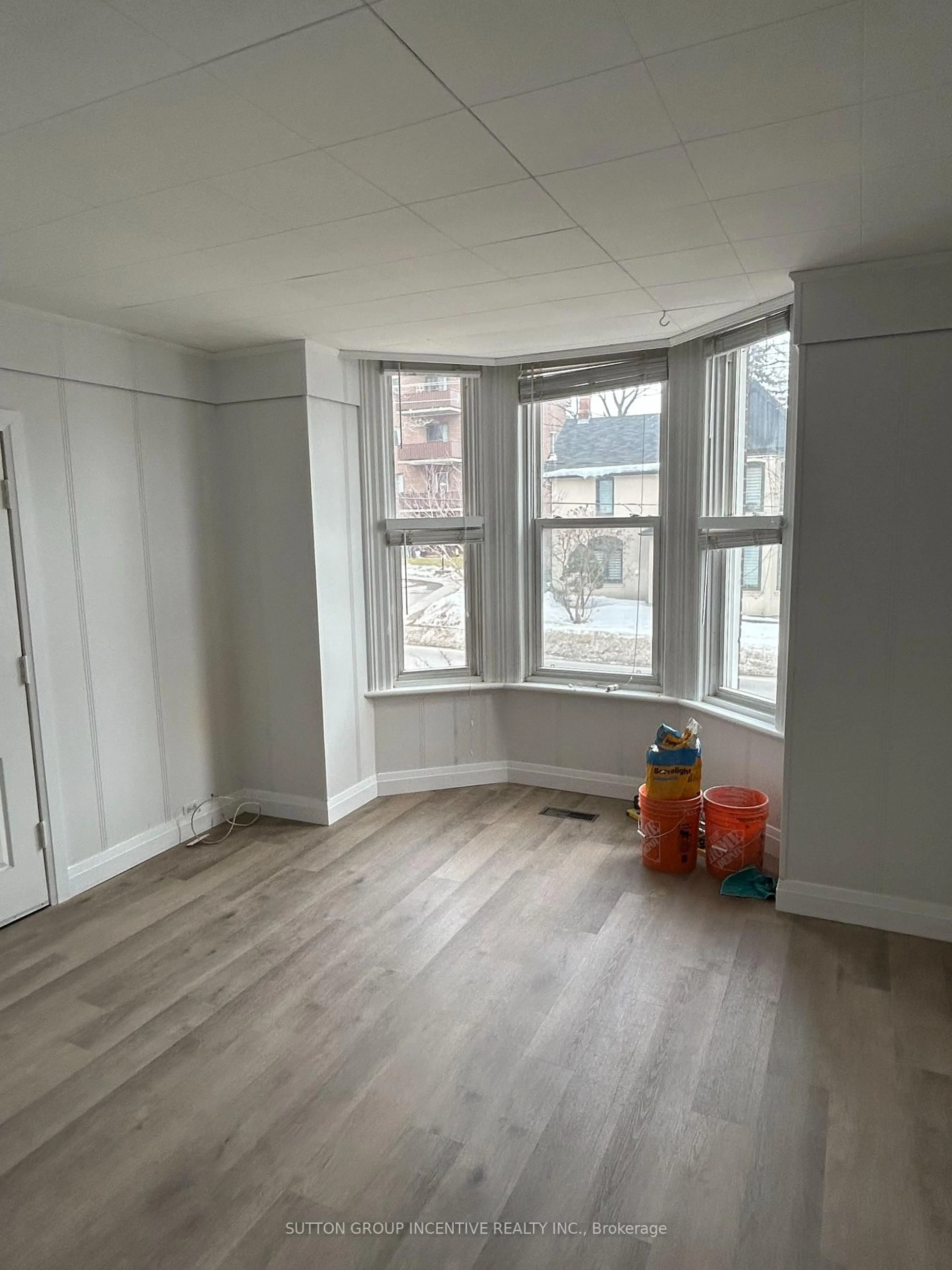 A pic of a room for 166 Collier St, Barrie Ontario L4M 1H7