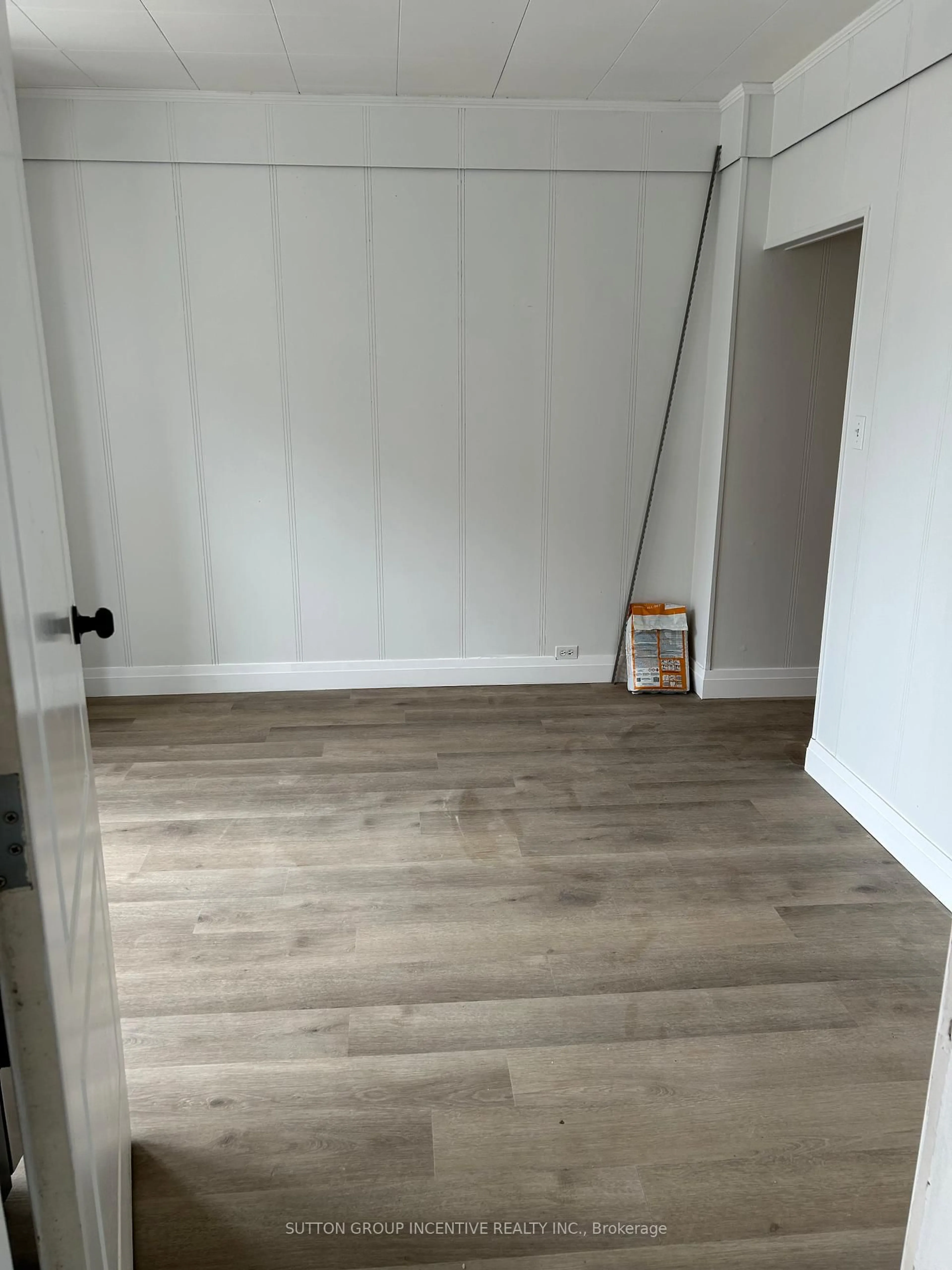 A pic of a room for 166 Collier St, Barrie Ontario L4M 1H7