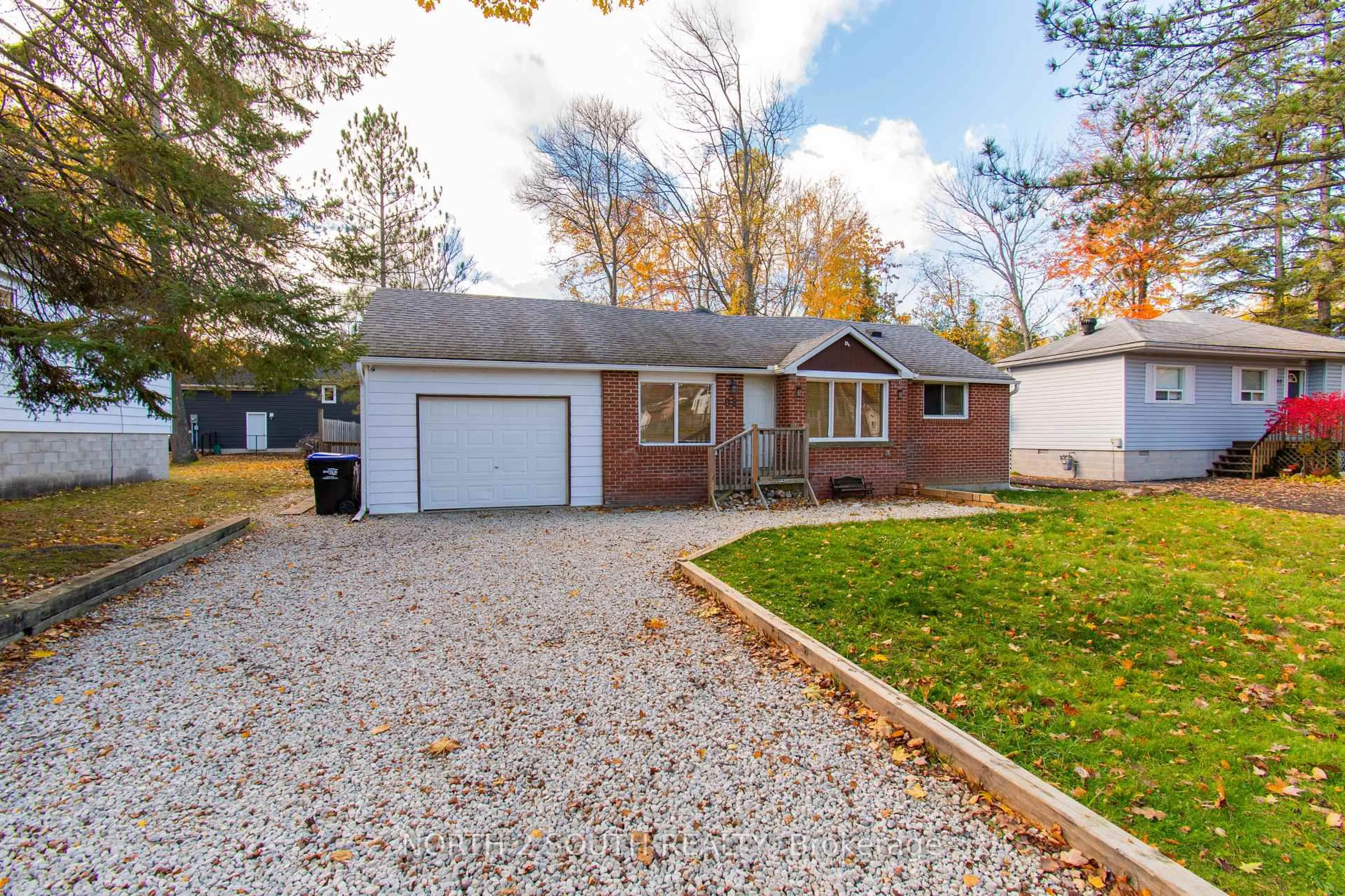 Home with brick exterior material, street for 98 33rd St, Wasaga Beach Ontario L9Z 2B9