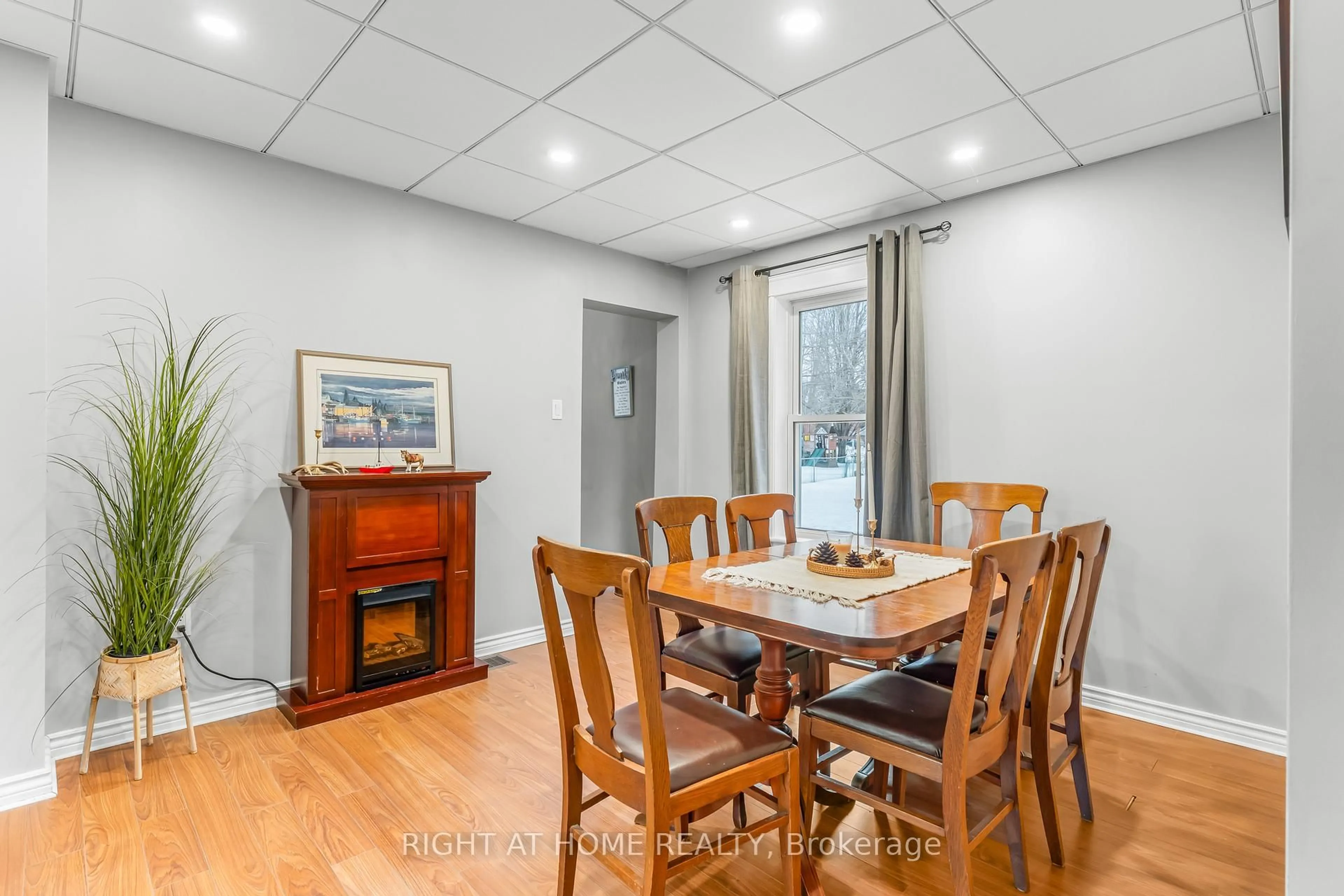 Dining room, wood/laminate floor for 356 Manly St, Midland Ontario L4R 3C9