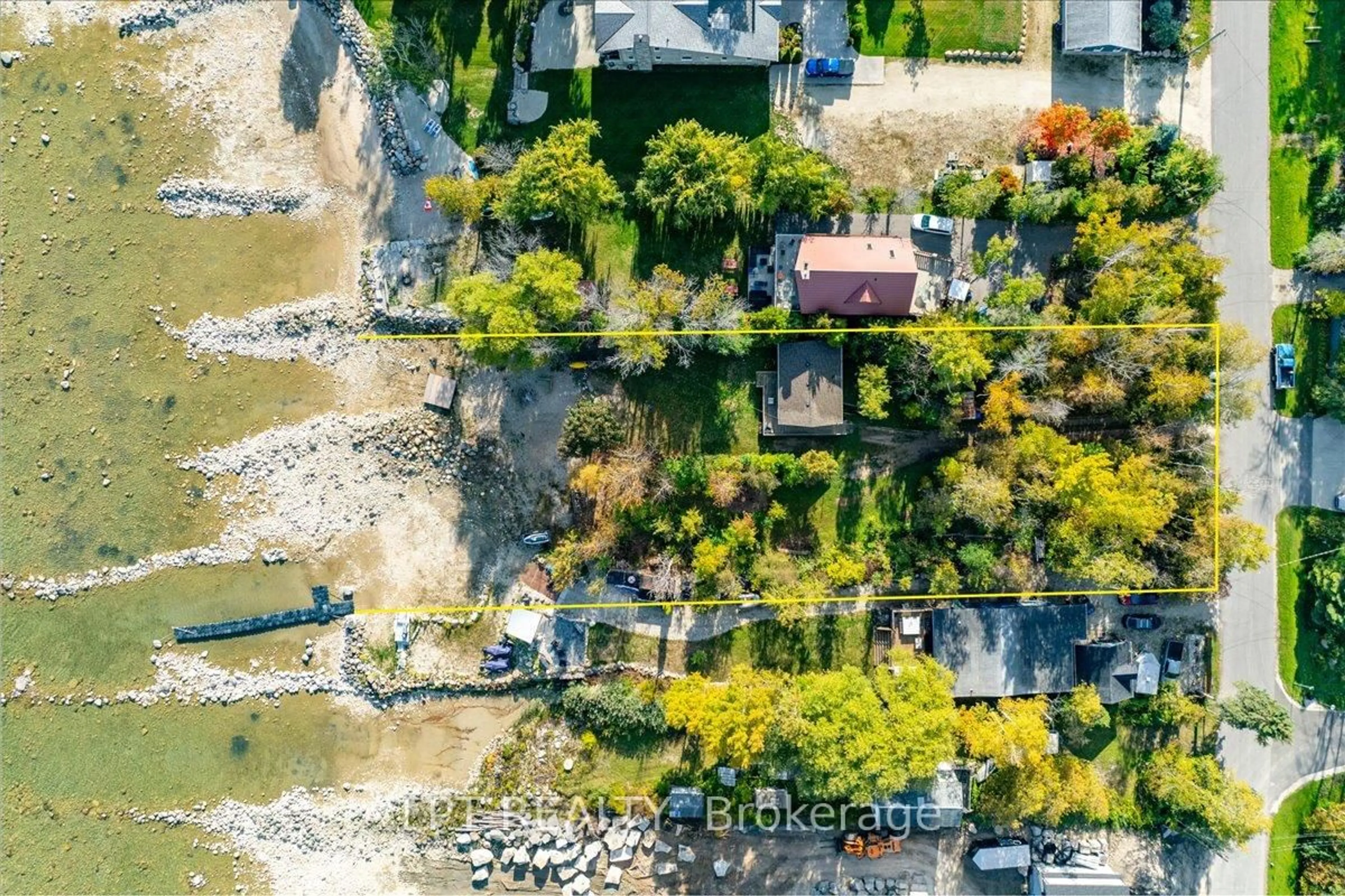 A pic from outside/outdoor area/front of a property/back of a property/a pic from drone, street for 41 Glen Rd, Collingwood Ontario L9Y 0X2