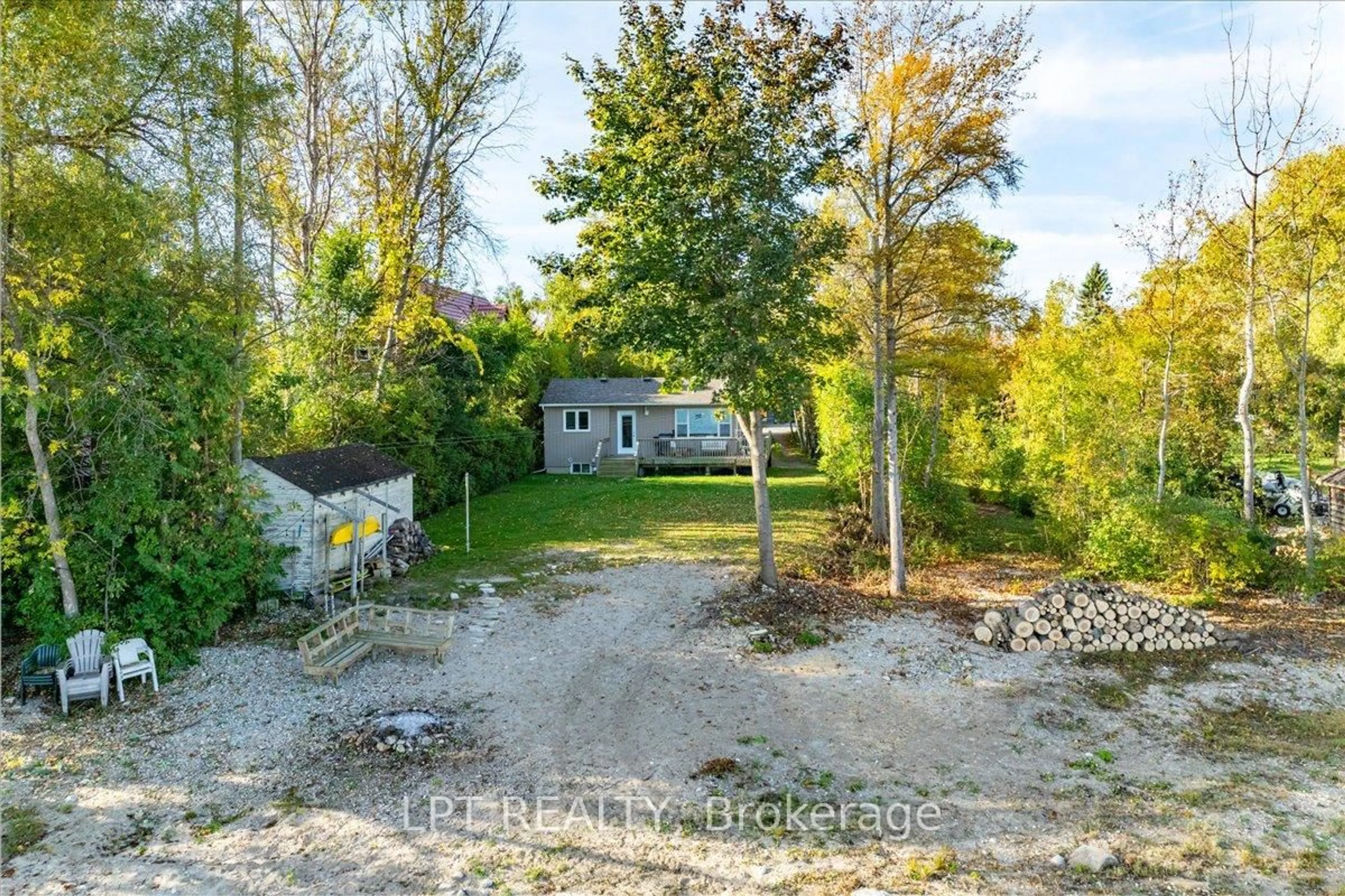 A pic from outside/outdoor area/front of a property/back of a property/a pic from drone, unknown for 41 Glen Rd, Collingwood Ontario L9Y 0X2