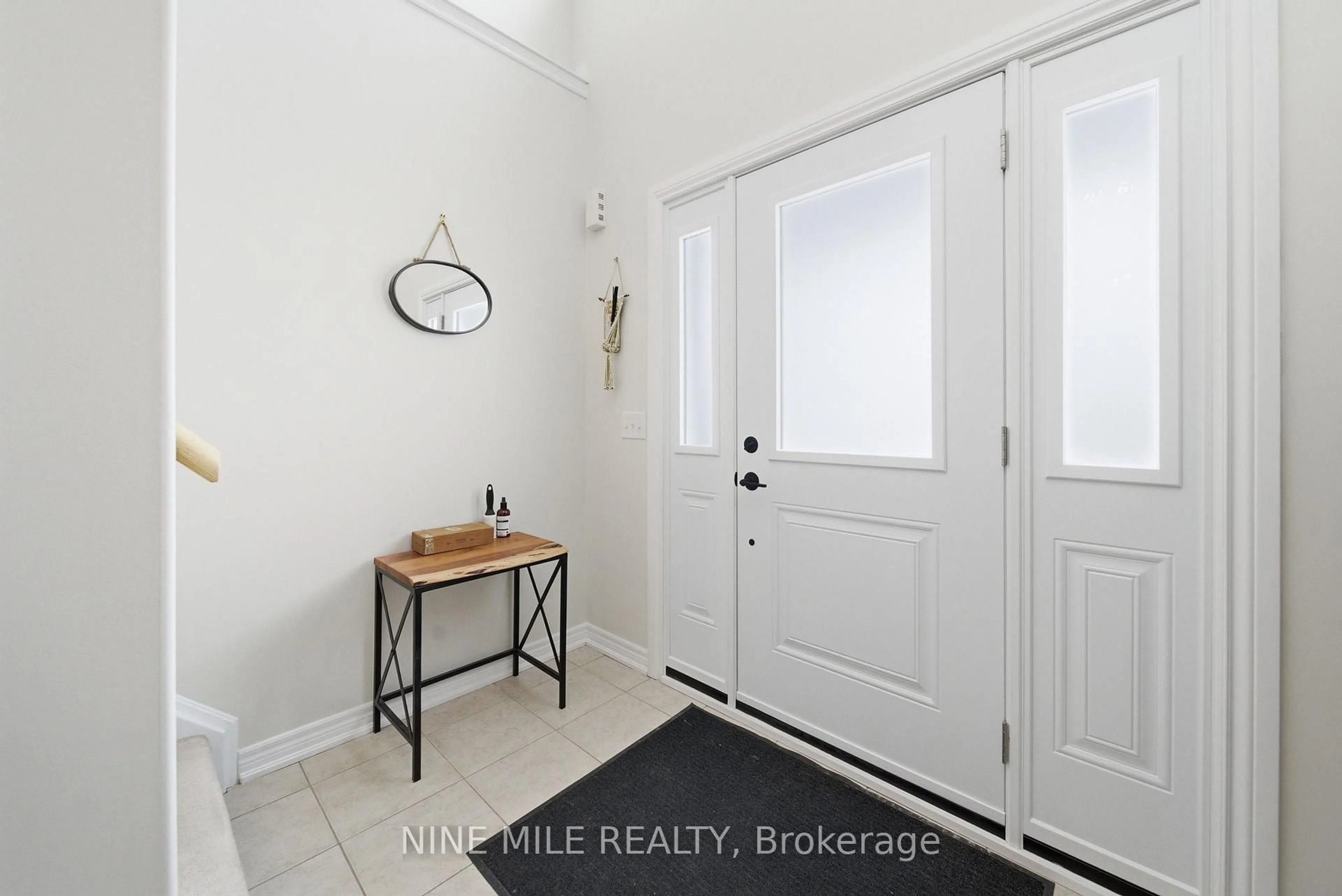 Indoor entryway for 100 Pearl Dr, Orillia Ontario L3V 0A7