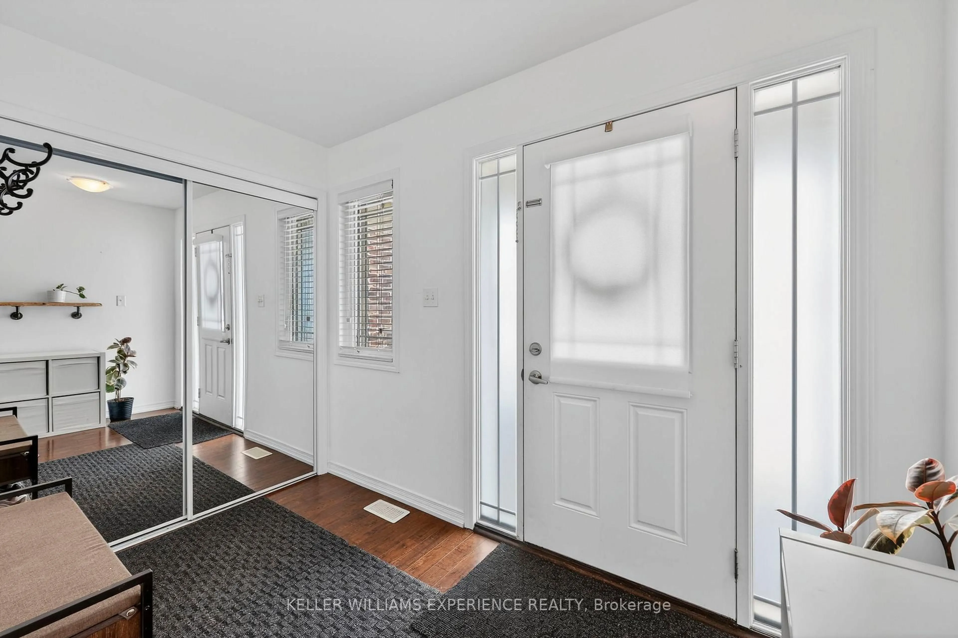 Indoor entryway for 225 Diana Dr, Orillia Ontario L3V 8J8