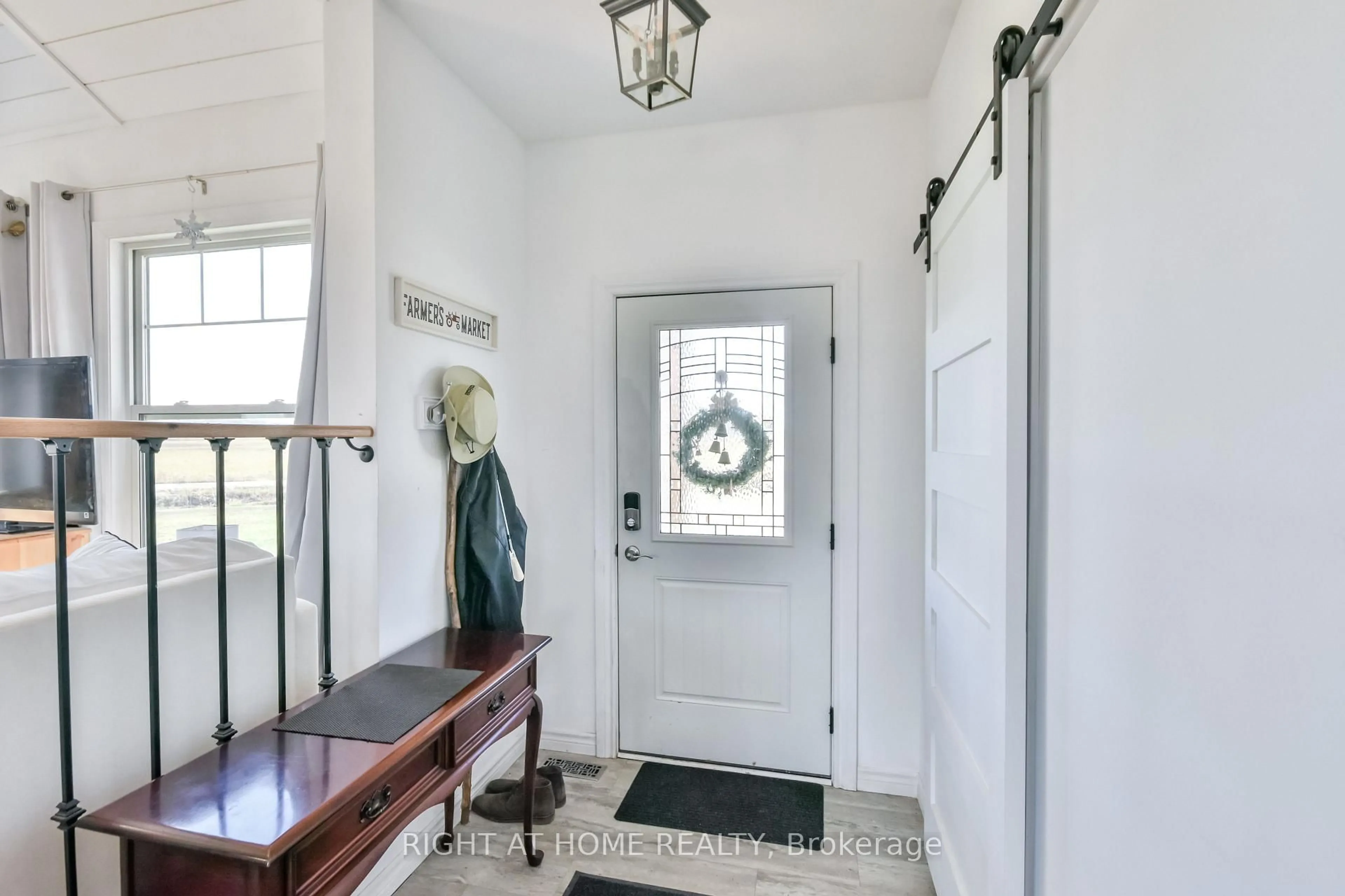 Indoor entryway for 2293 Hampshire Mills Line, Severn Ontario L3V 6H3