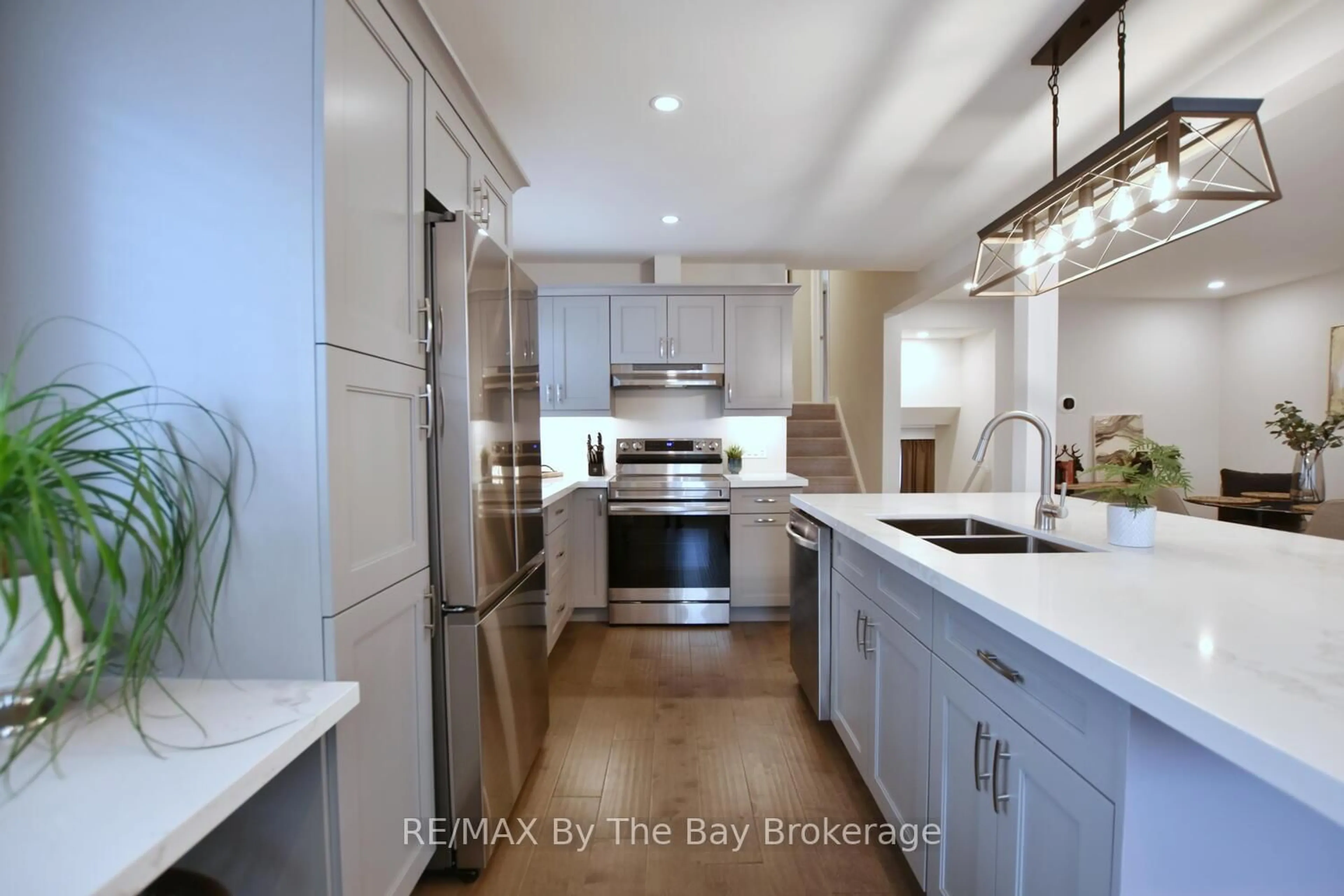 Open concept kitchen, ceramic/tile floor for 556 Spruce St, Collingwood Ontario L9Y 4B4