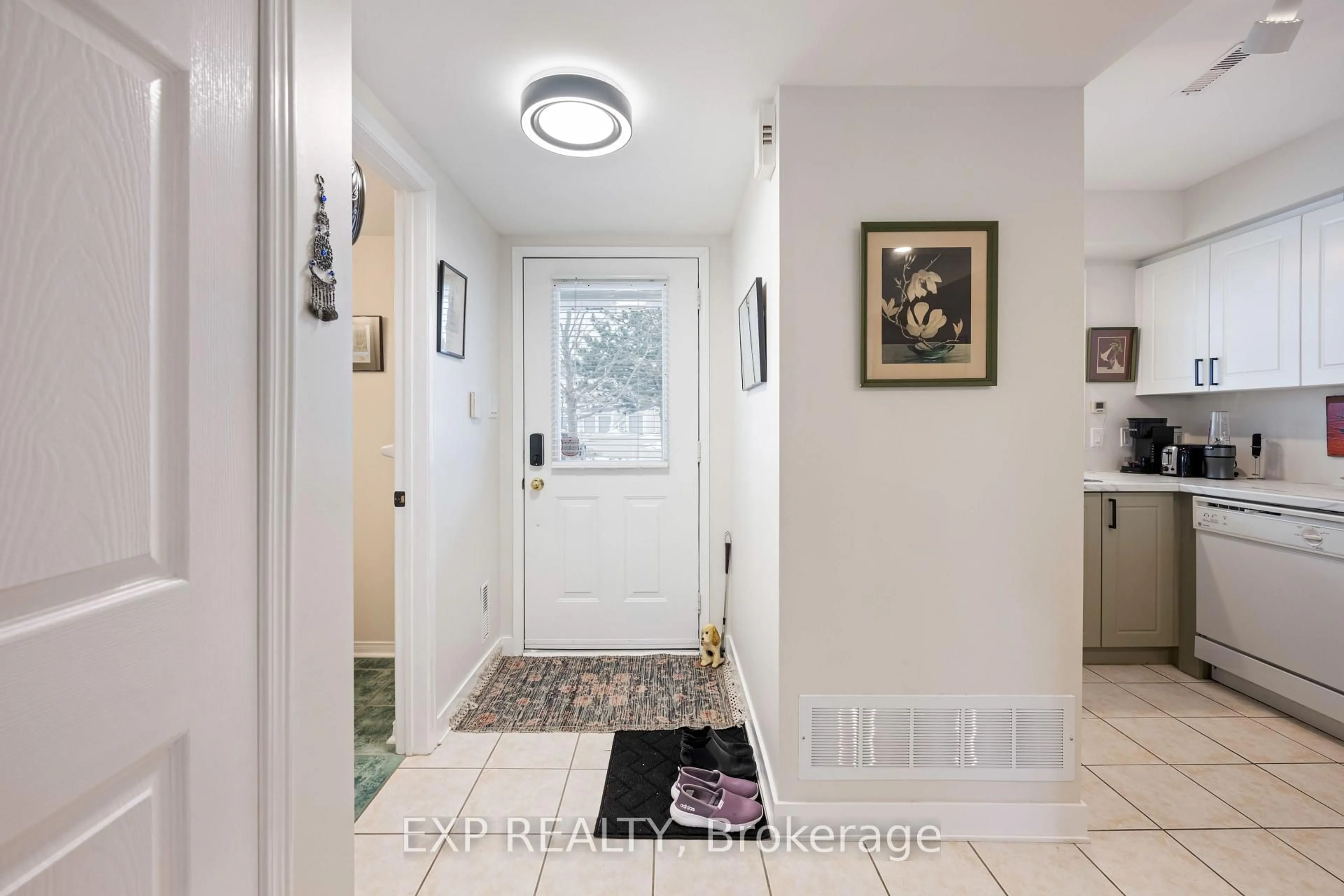 Indoor entryway for 22 Cranberry Surf, Collingwood Ontario L9Y 5C4