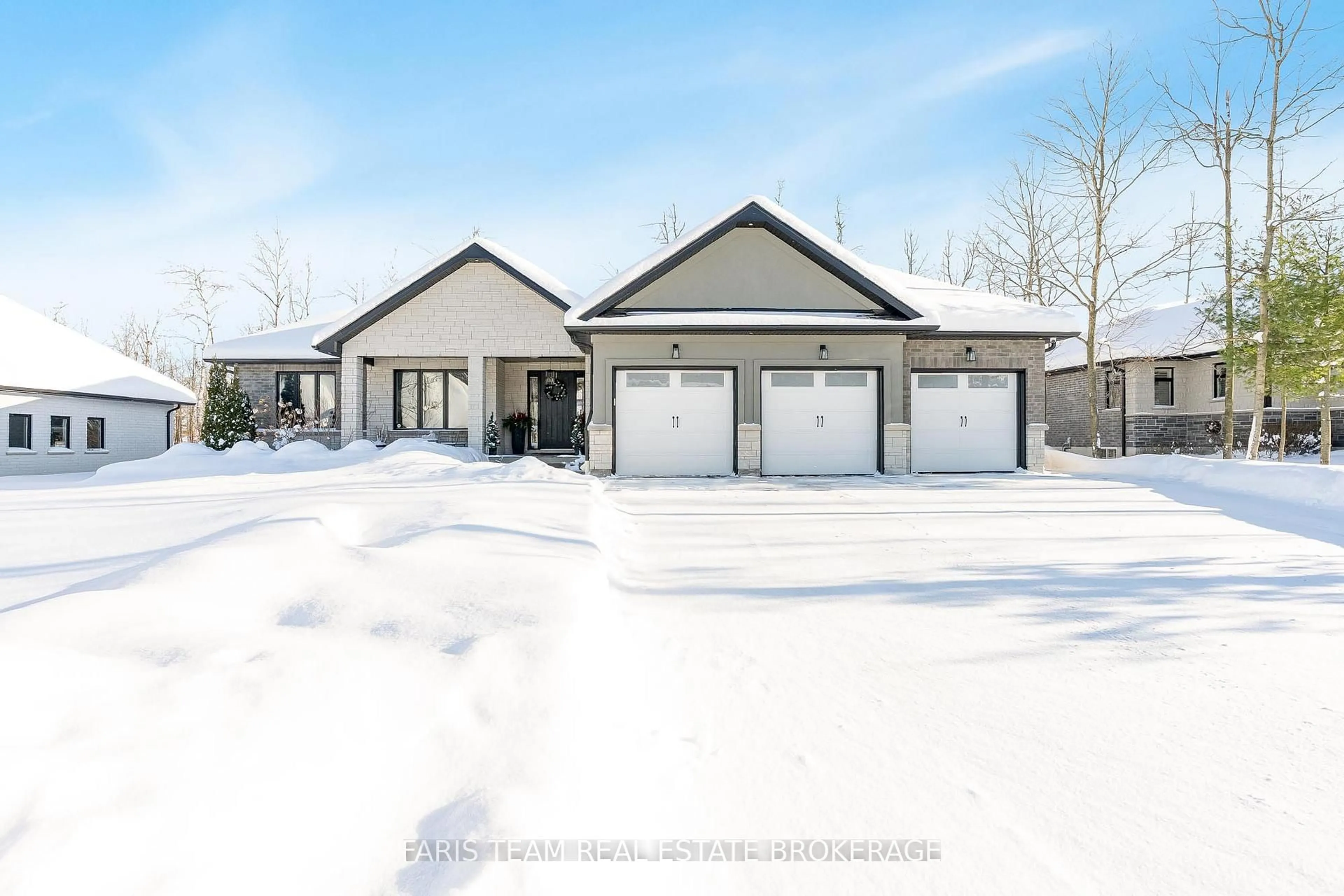 Indoor garage for 9 Byers St, Springwater Ontario L9X 2A3
