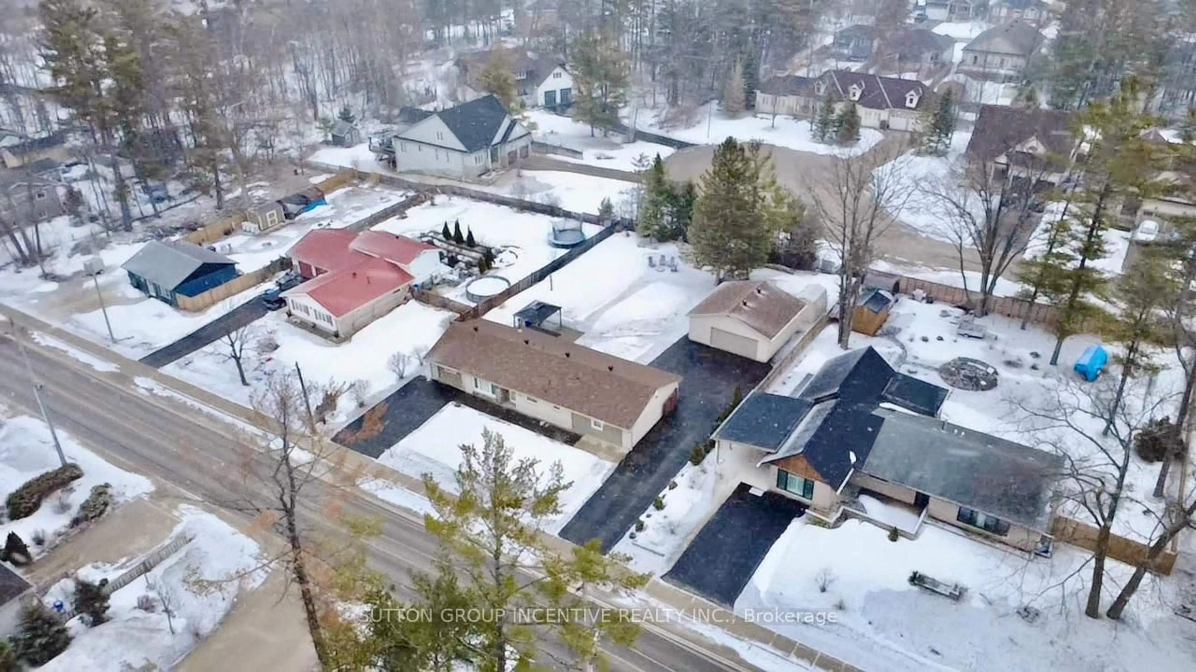 A pic from outside/outdoor area/front of a property/back of a property/a pic from drone, unknown for 355 Zoo Park Rd, Wasaga Beach Ontario L9Z 1S7