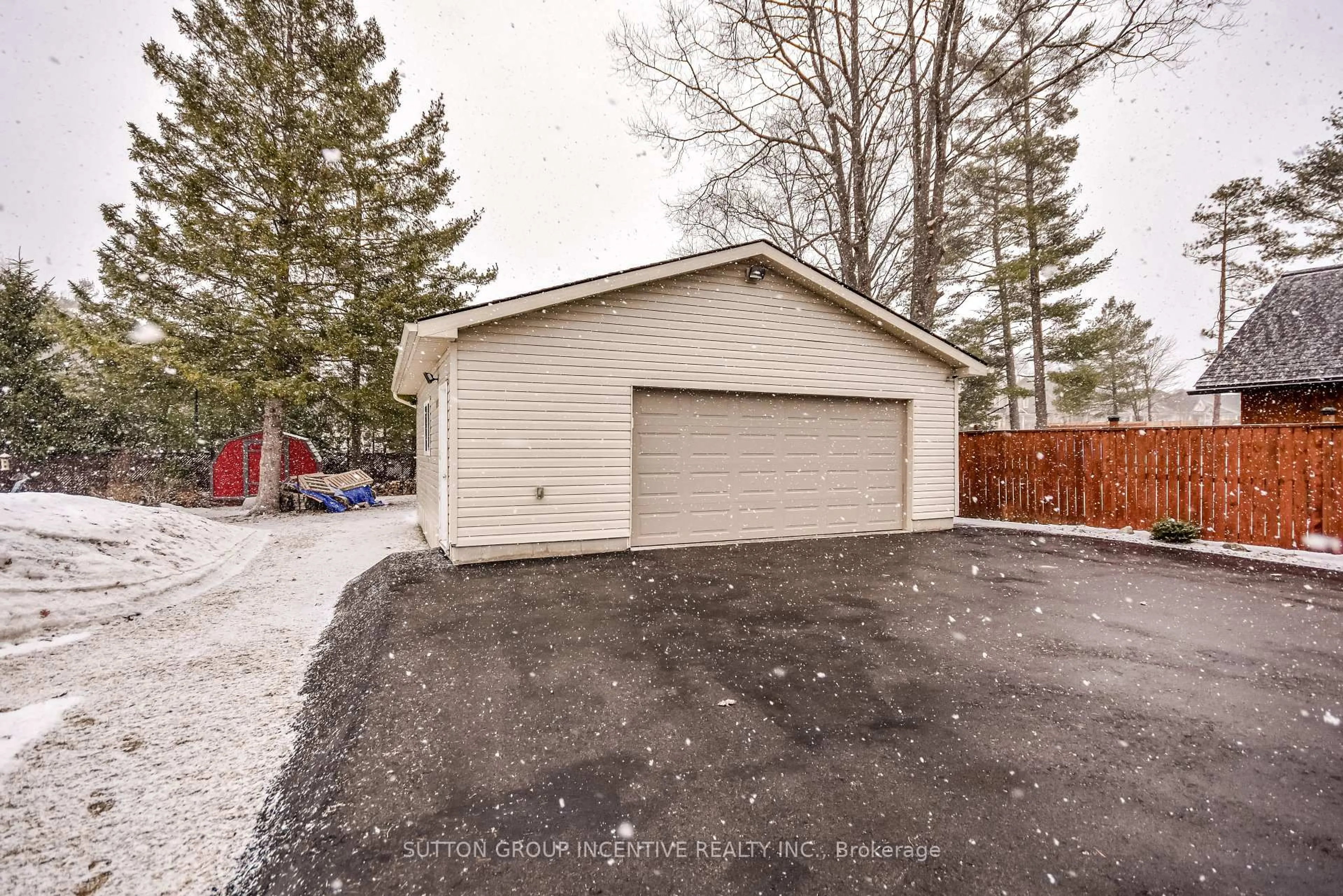 Indoor garage for 355 Zoo Park Rd, Wasaga Beach Ontario L9Z 1S7