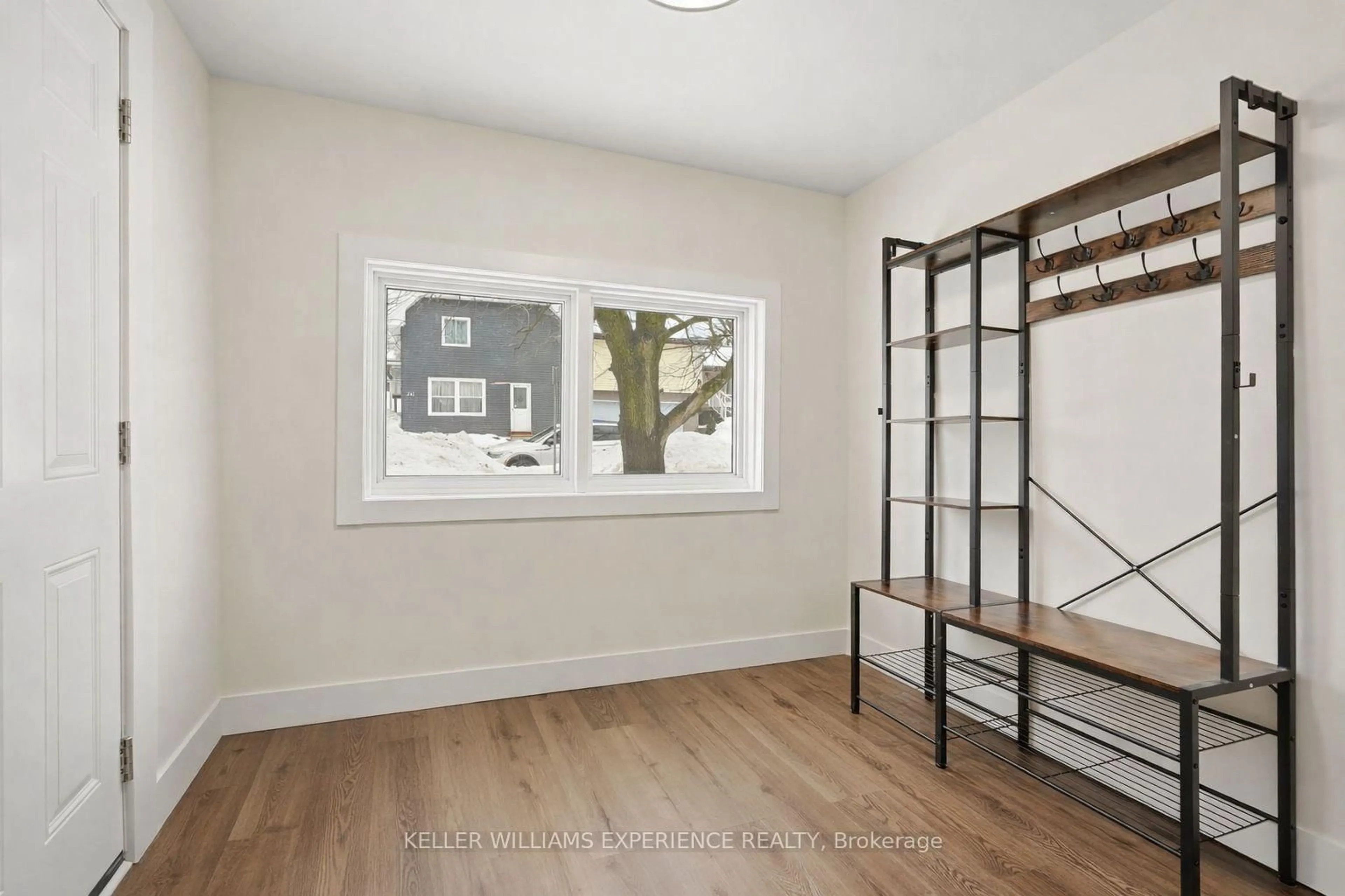 Indoor entryway for 240 Ruby St, Midland Ontario L4R 2L4