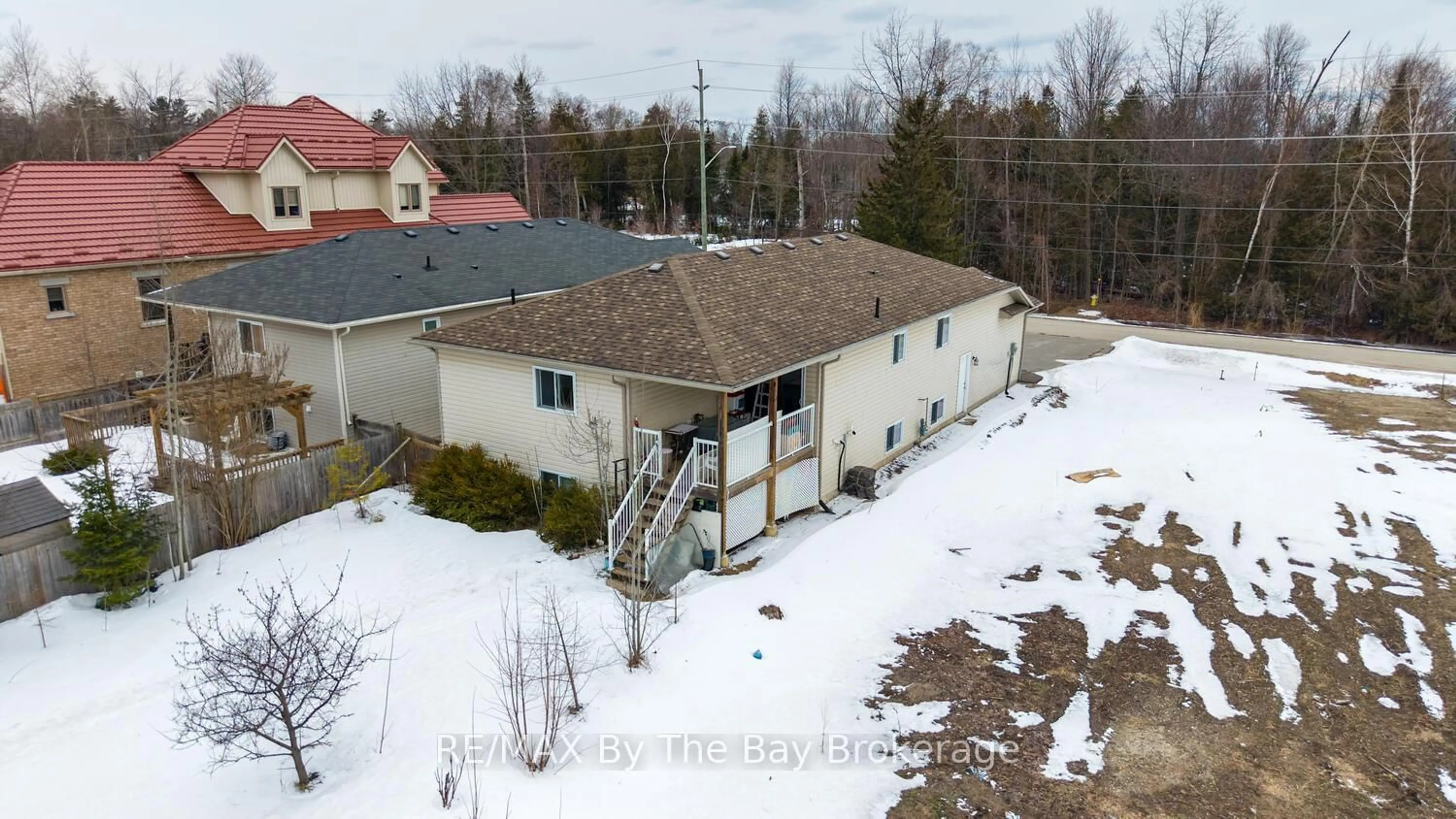 A pic from outside/outdoor area/front of a property/back of a property/a pic from drone, building for 409 ROBINSON Rd, Wasaga Beach Ontario L9Z 2Z5