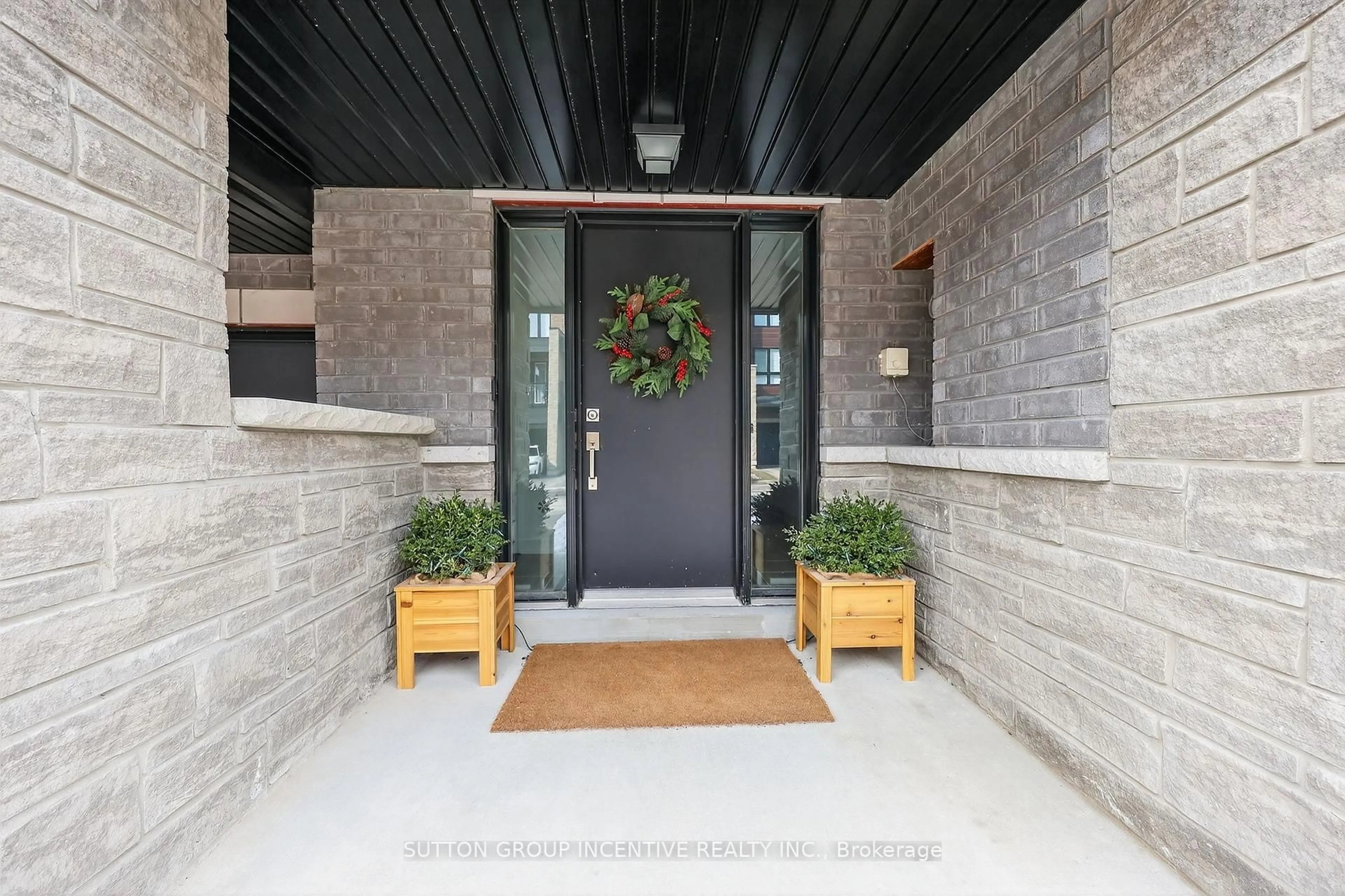 Indoor entryway for 46 Spry Lane, Barrie Ontario L9J 0N6