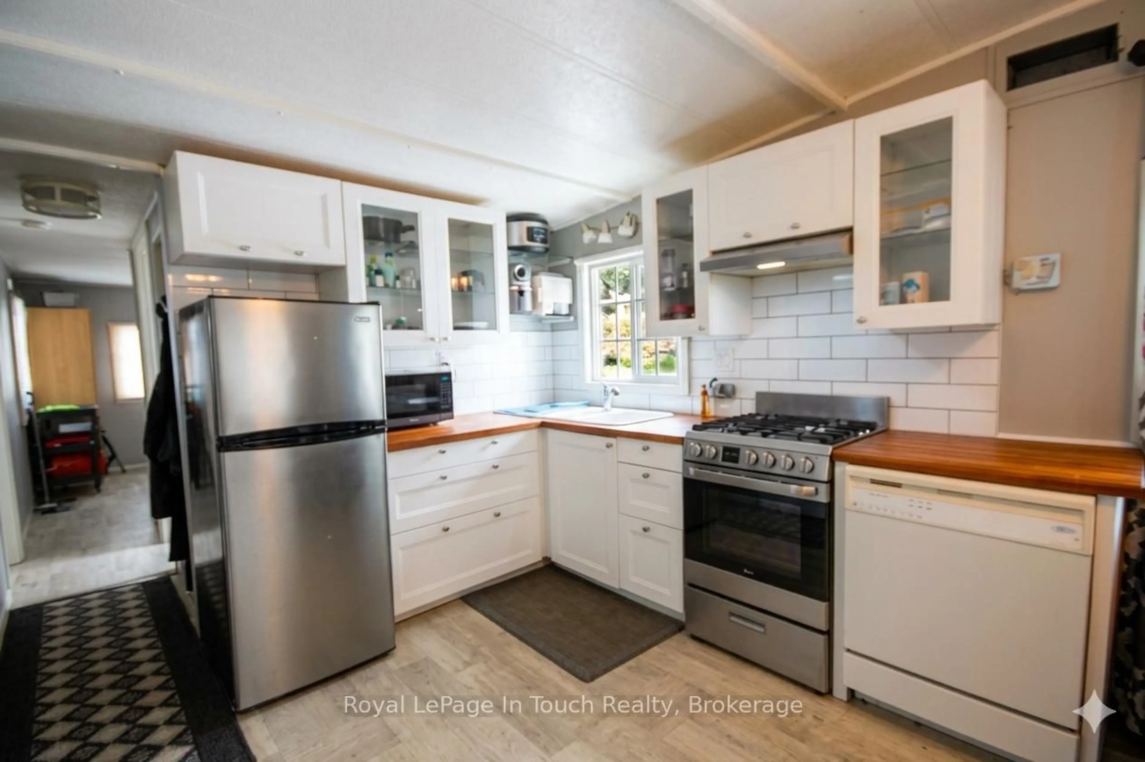 Standard kitchen, unknown for 10 Lakeshore Rd, Midland Ontario L4R 0B9