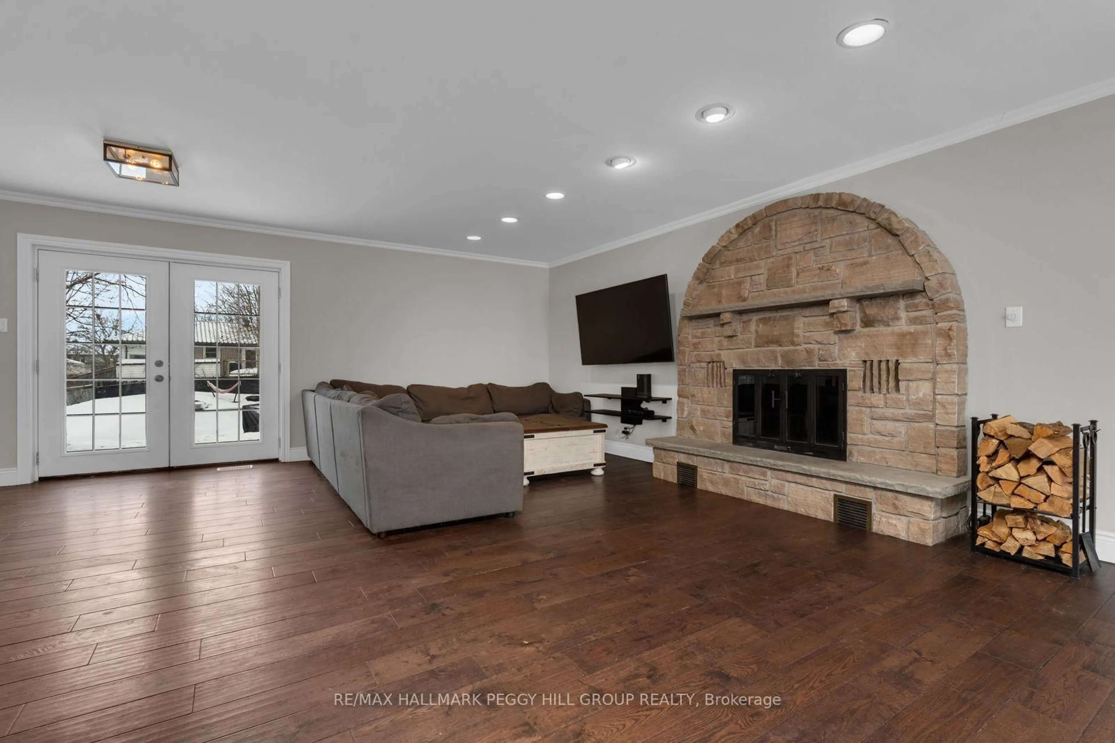 Living room with furniture, ceramic/tile floor for 235 St Vincent St, Barrie Ontario L4M 3Z7