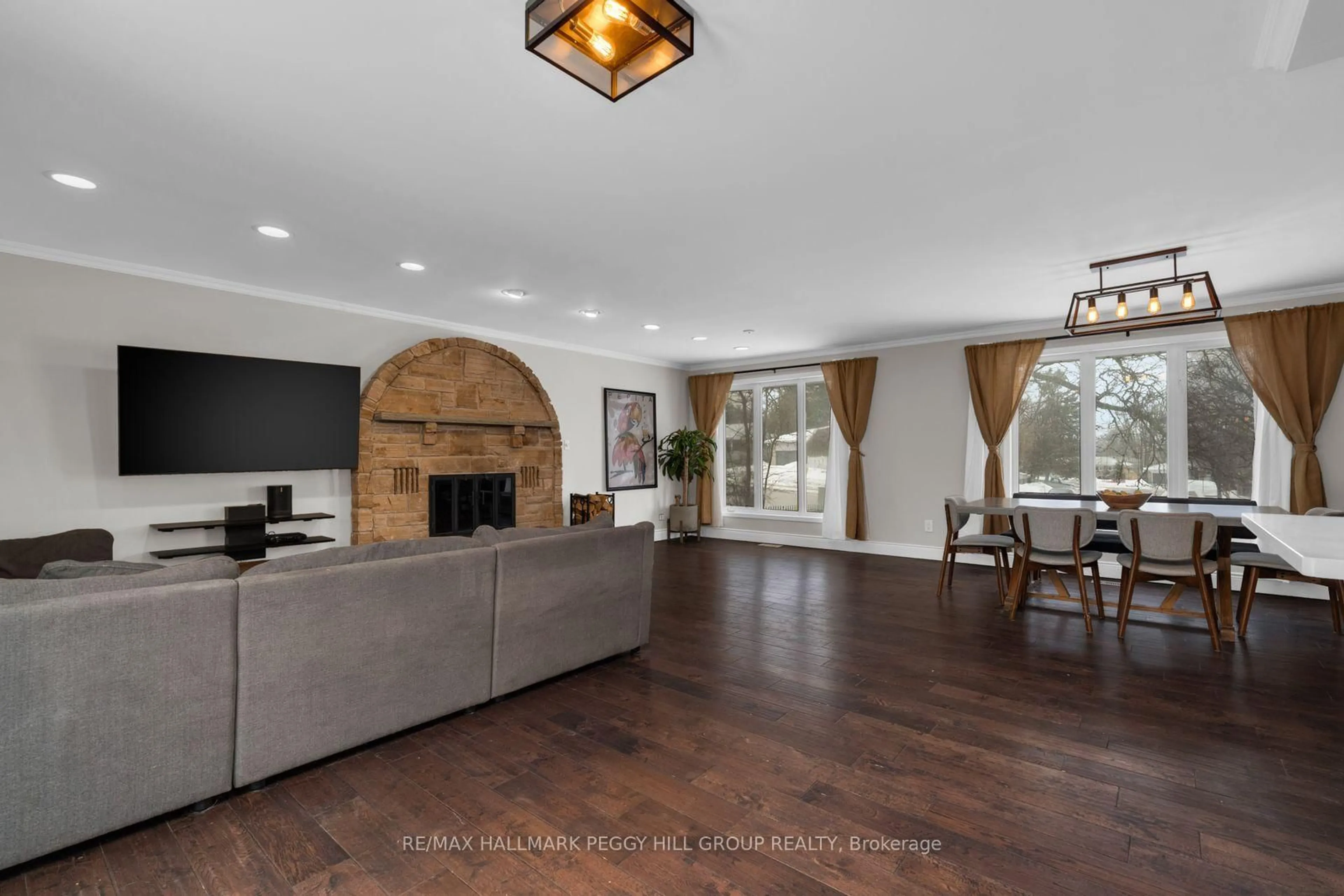 Living room with furniture, unknown for 235 St Vincent St, Barrie Ontario L4M 3Z7