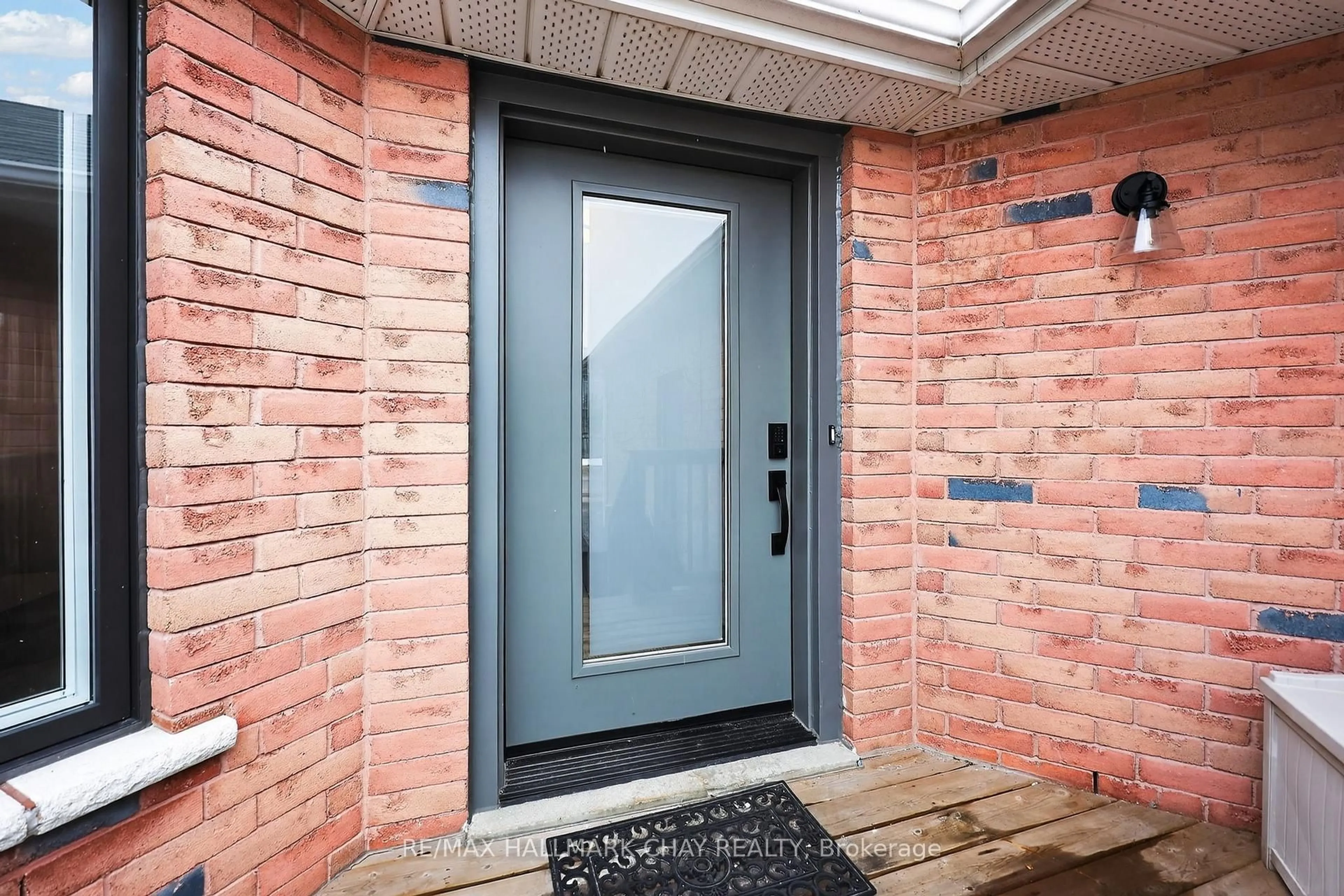 Indoor entryway for 12 Dunnett Dr, Barrie Ontario L4N 0H9