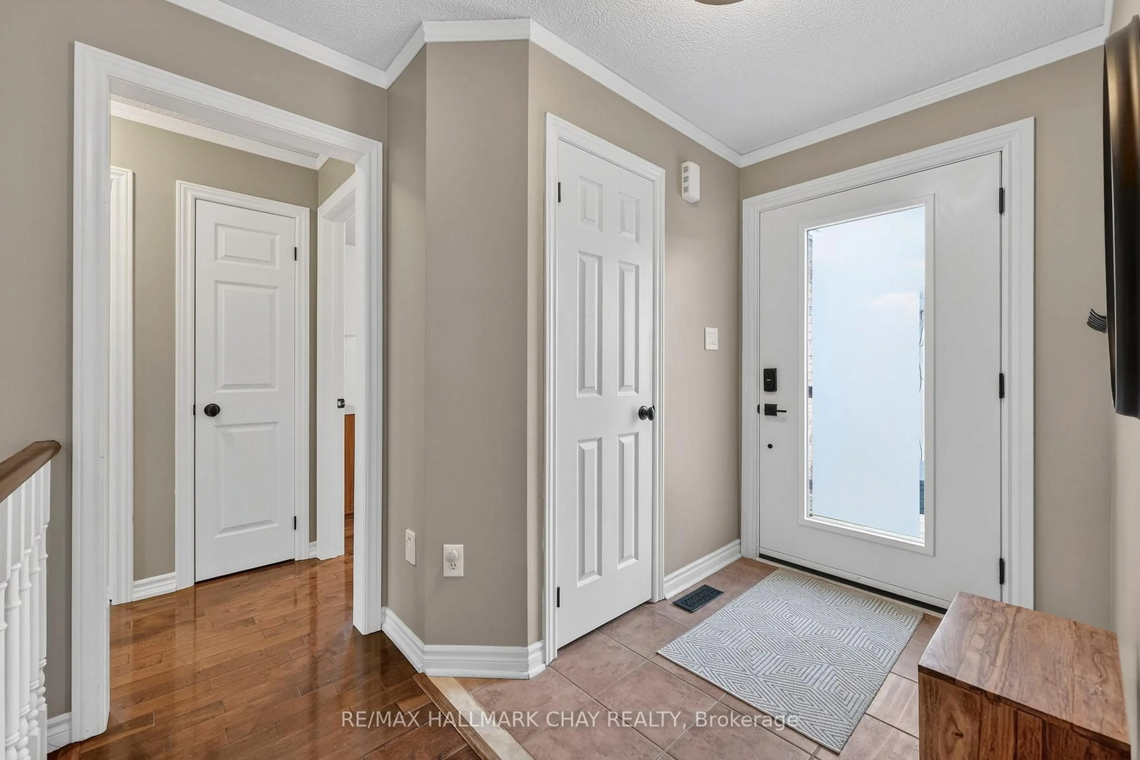 Indoor entryway for 12 Dunnett Dr, Barrie Ontario L4N 0H9