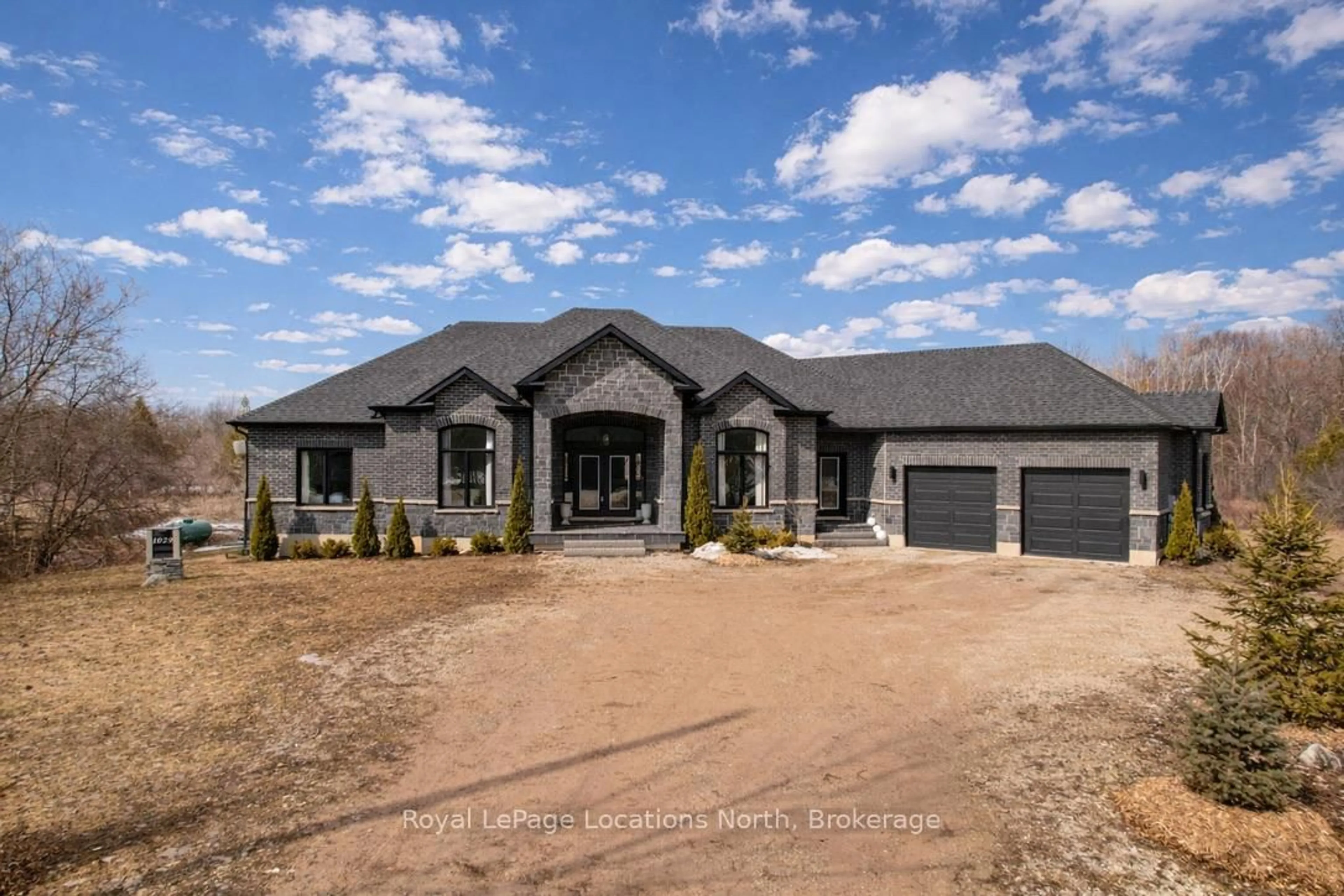 Home with brick exterior material, unknown for 1029 Sixth St, Collingwood Ontario L9Y 3Y9