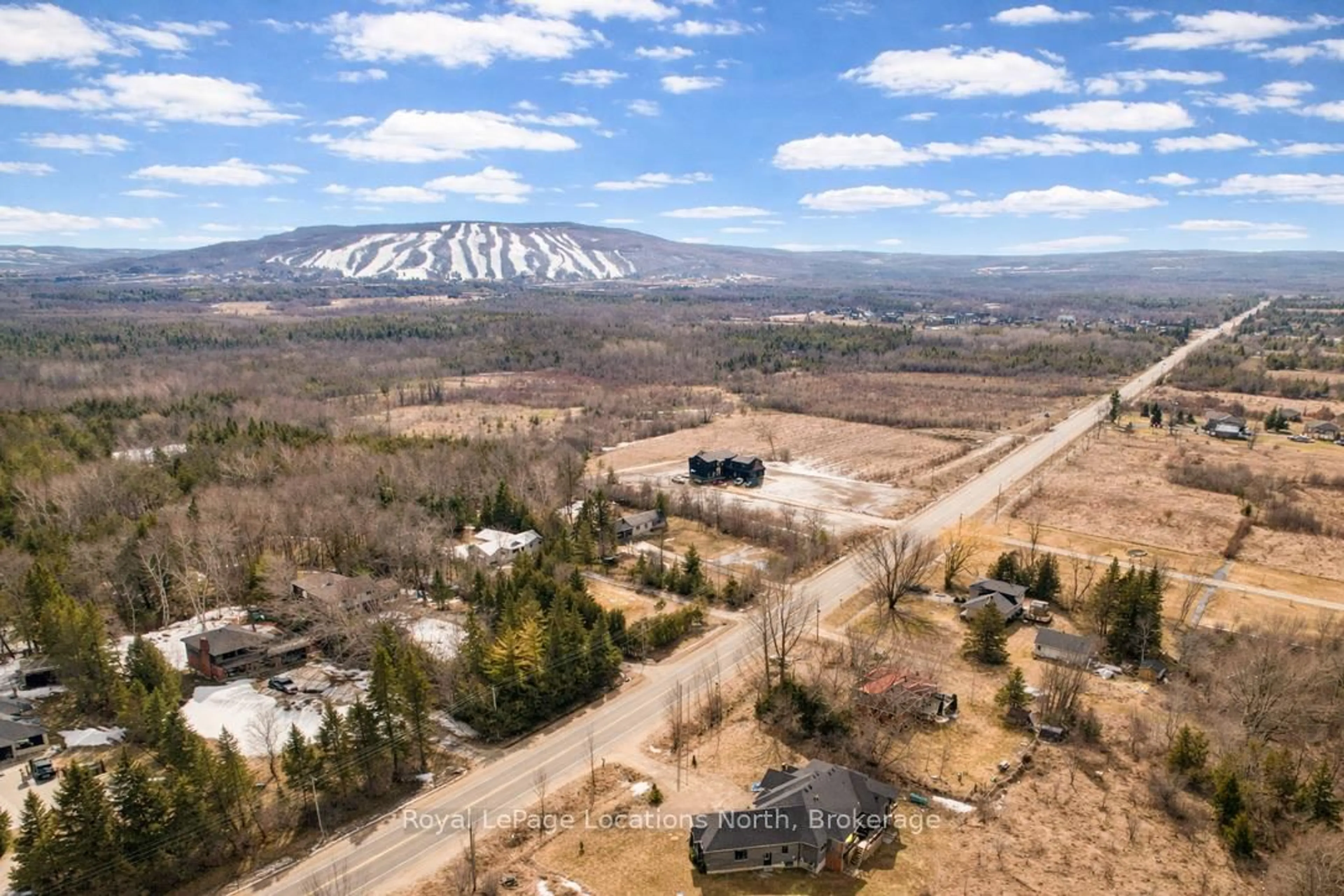 A pic from outside/outdoor area/front of a property/back of a property/a pic from drone, mountain view for 1029 Sixth St, Collingwood Ontario L9Y 3Y9