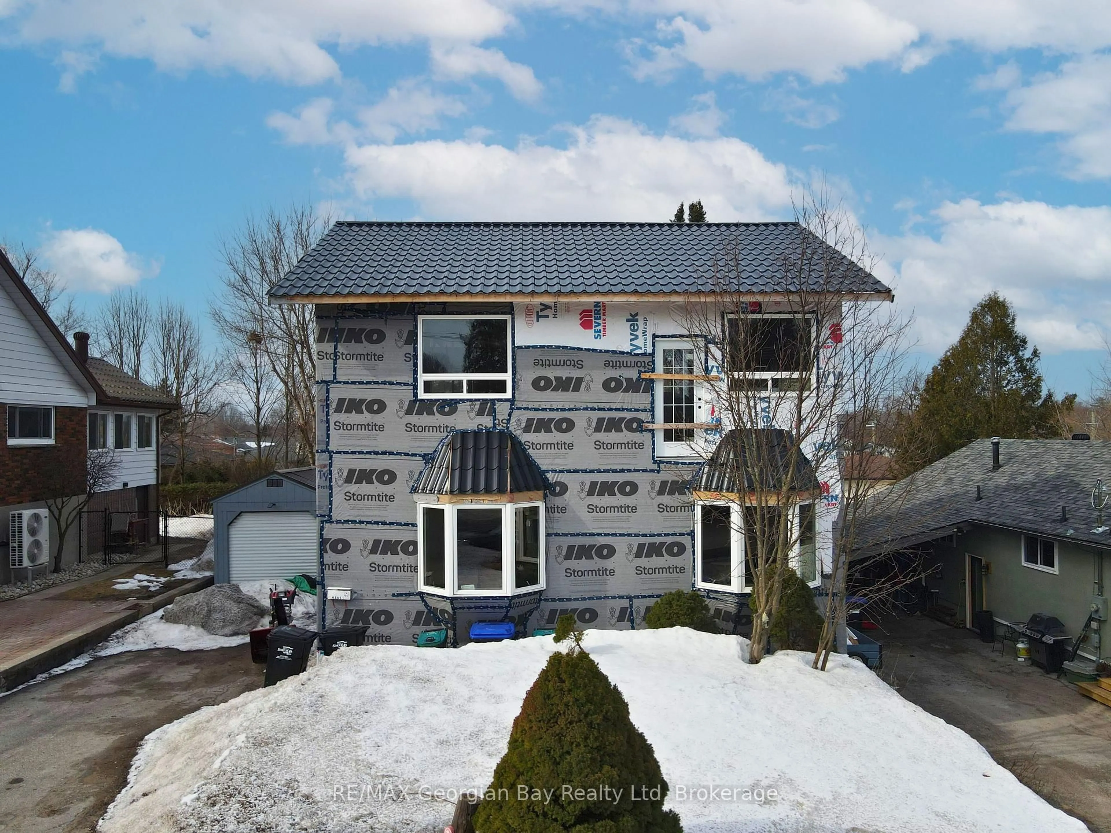 A pic from outside/outdoor area/front of a property/back of a property/a pic from drone, building for 540 Johnson St, Midland Ontario L4R 2Z2