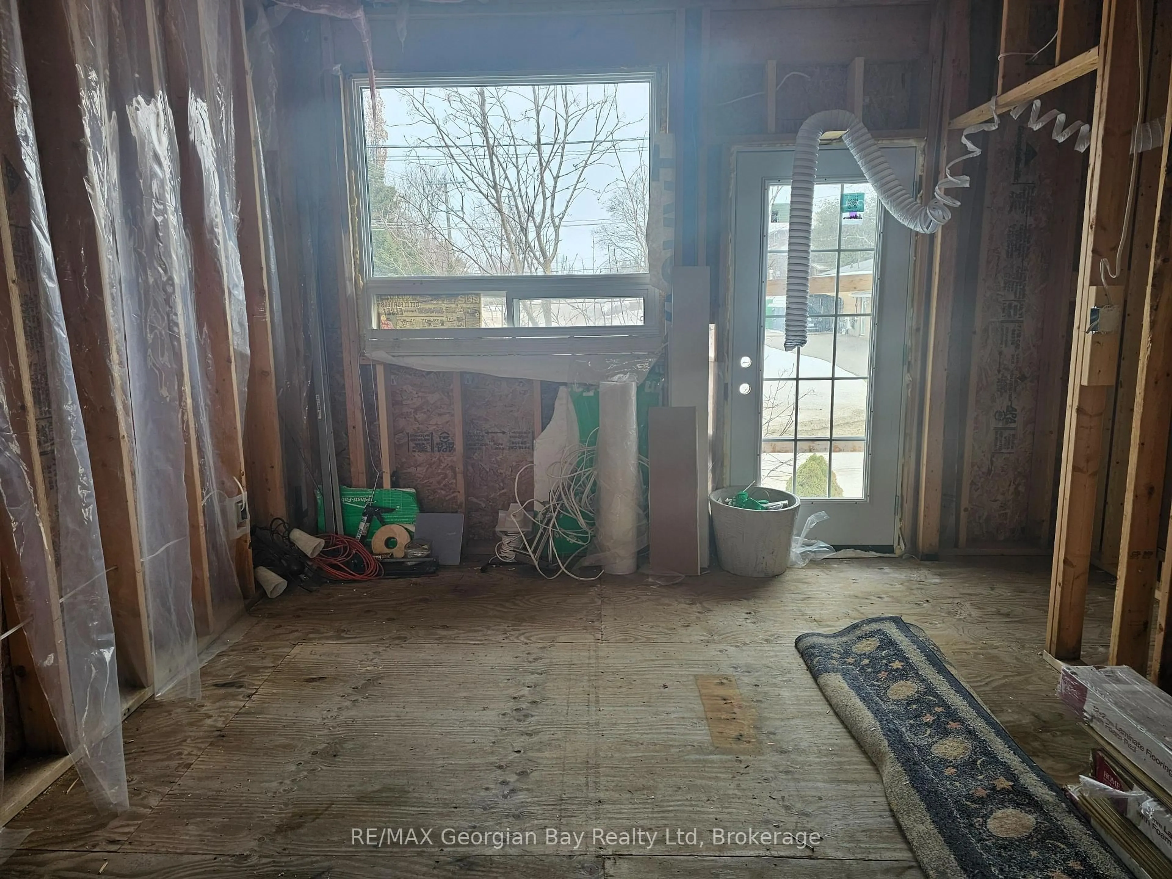 Indoor entryway for 540 Johnson St, Midland Ontario L4R 2Z2