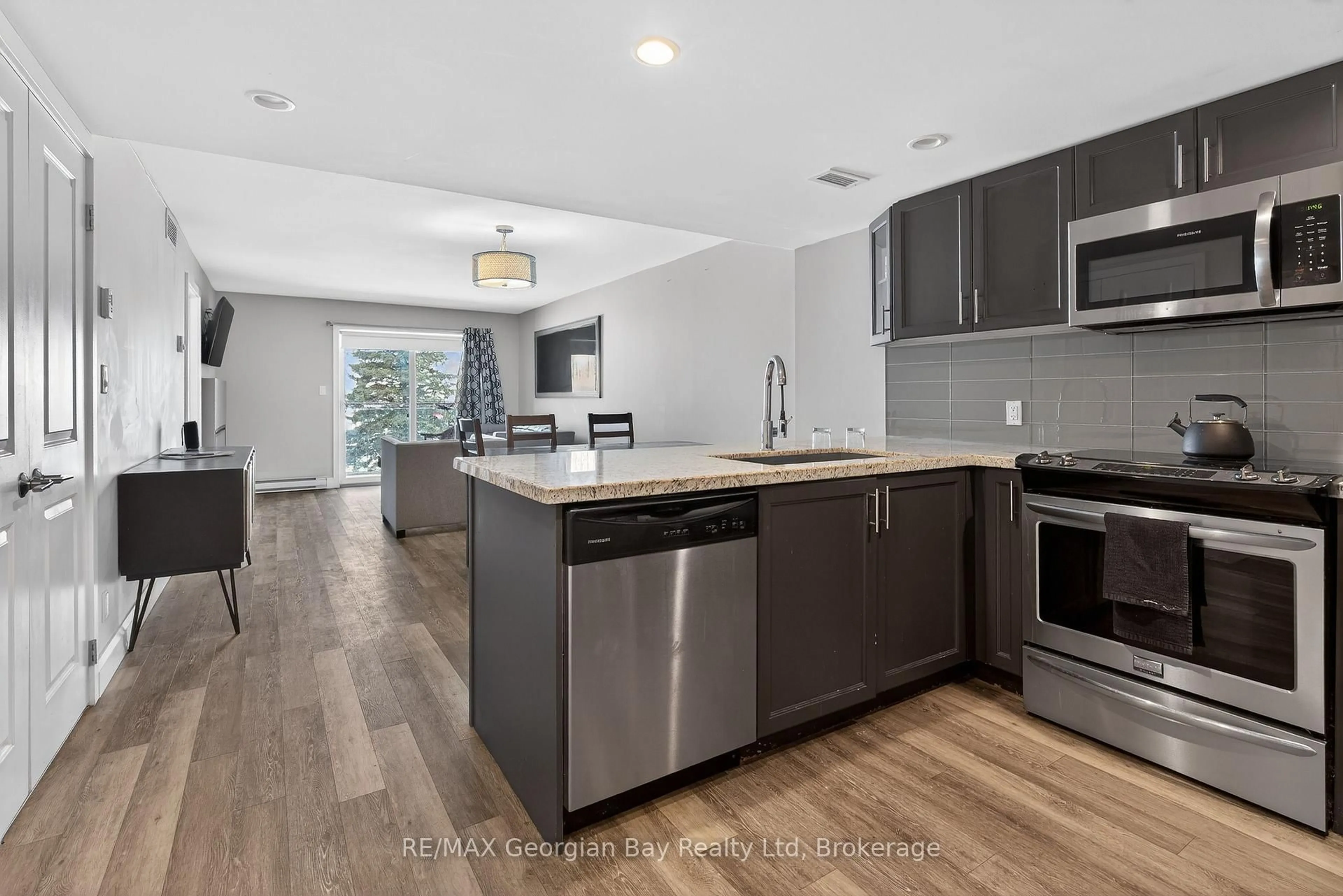 Open concept kitchen, unknown for 102 - 80 Horseshoe Blvd, Oro-Medonte Ontario L4M 4Y8