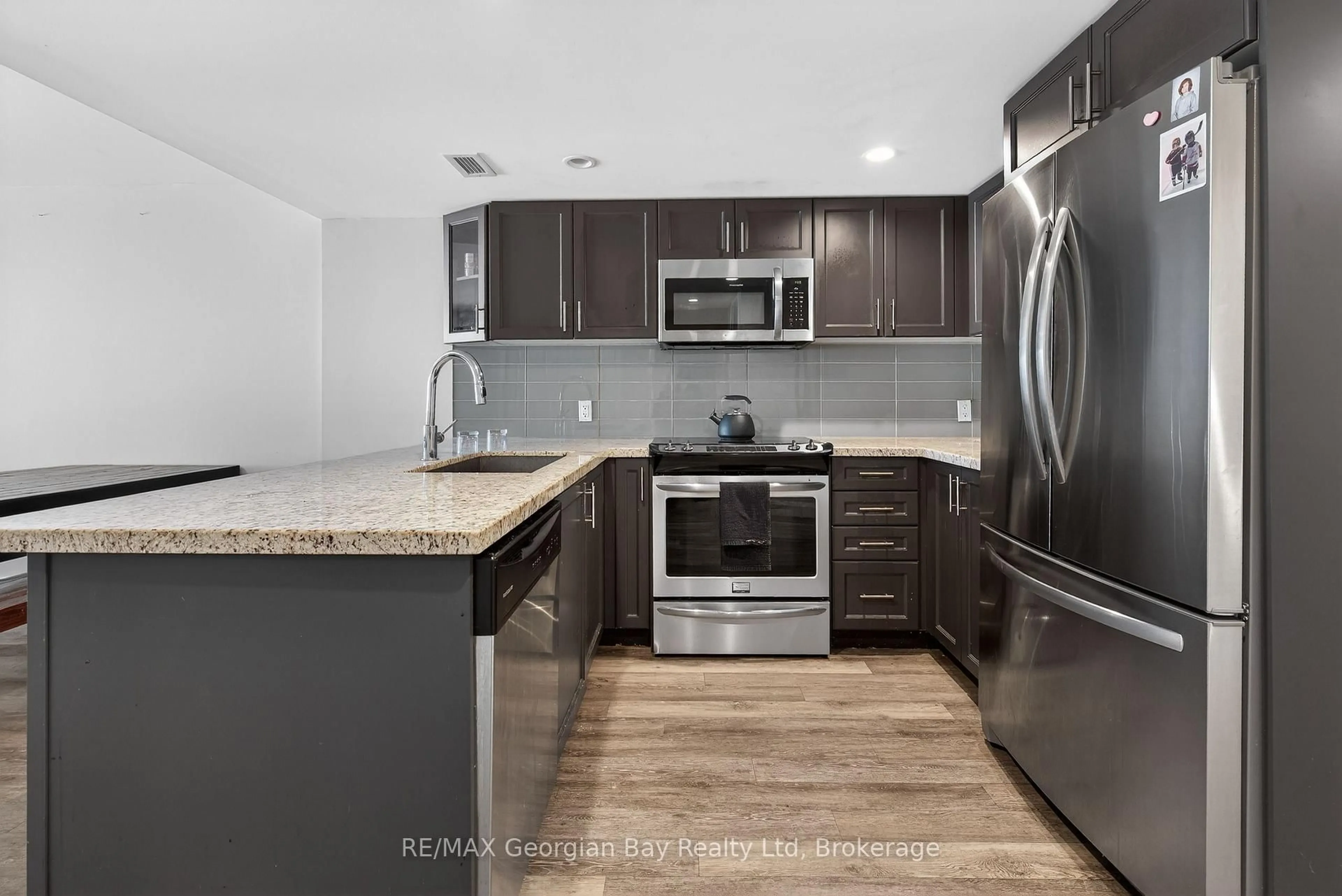 Standard kitchen, unknown for 102 - 80 Horseshoe Blvd, Oro-Medonte Ontario L4M 4Y8