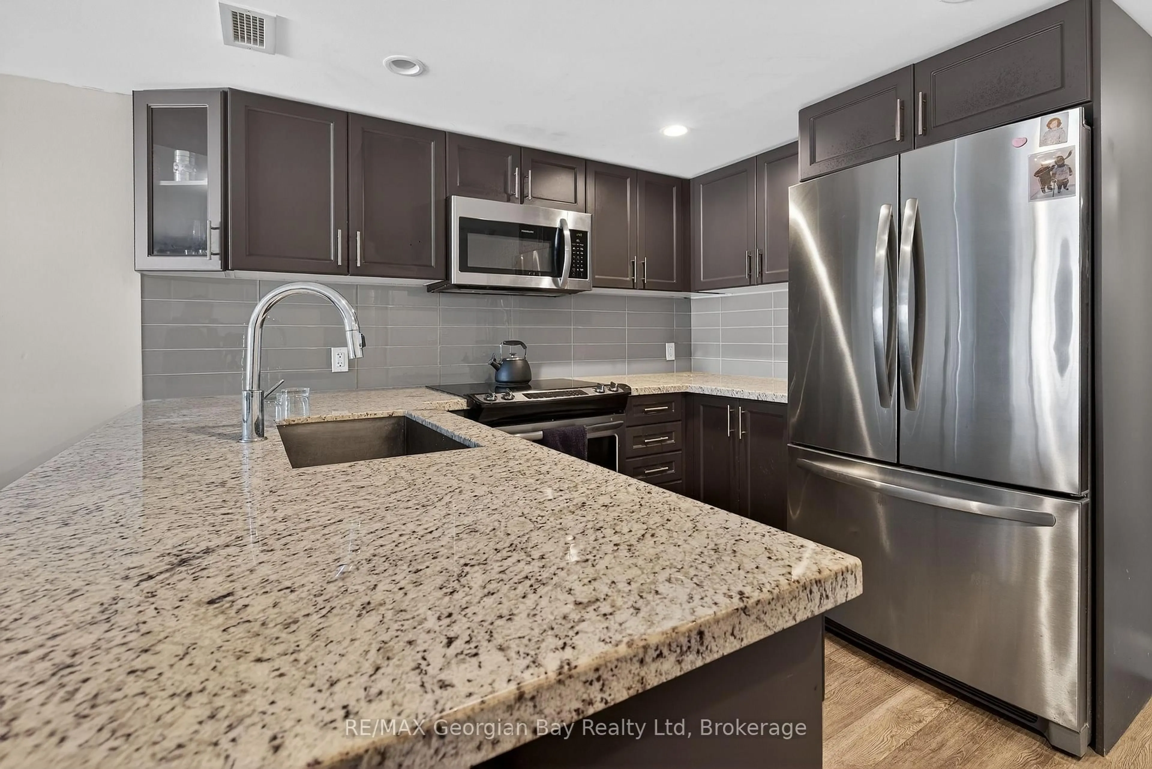 Unknown for 102 - 80 Horseshoe Blvd, Oro-Medonte Ontario L4M 4Y8