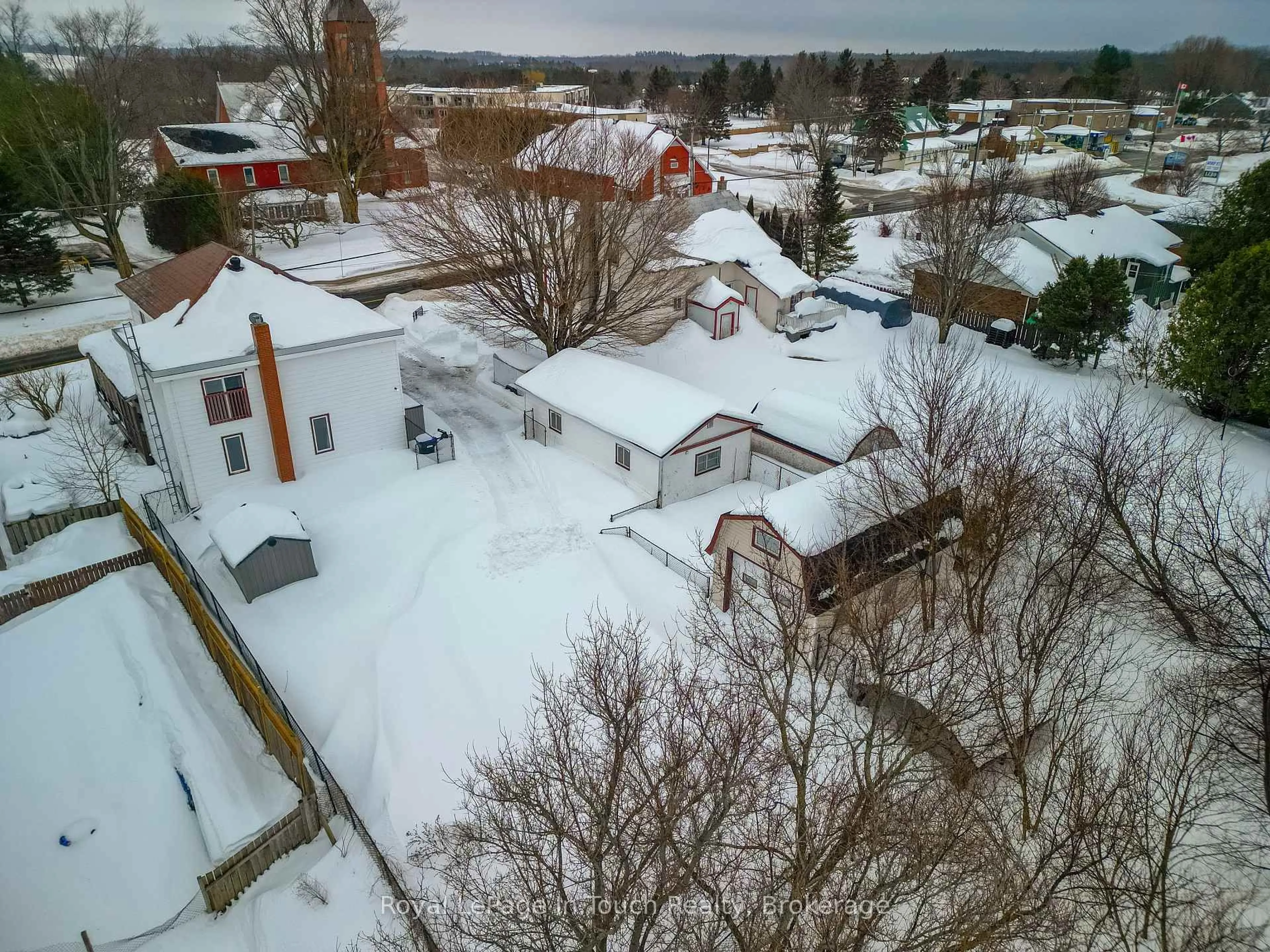 A pic from outside/outdoor area/front of a property/back of a property/a pic from drone, street for 326 Lafontaine Rd, Tiny Ontario L9M 0H1