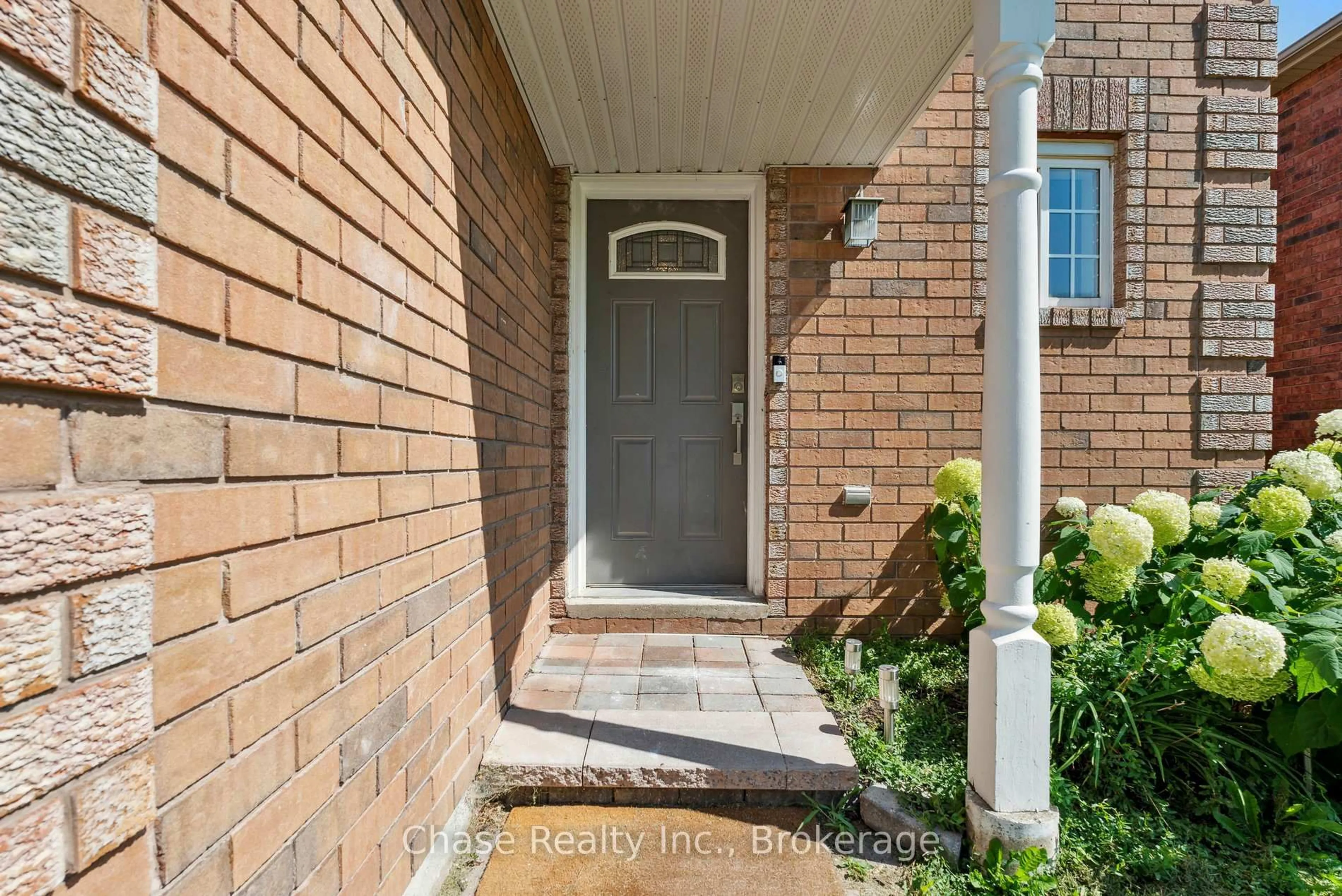 Indoor entryway for 46 Sydenham Wells, Barrie Ontario L4M 6R4