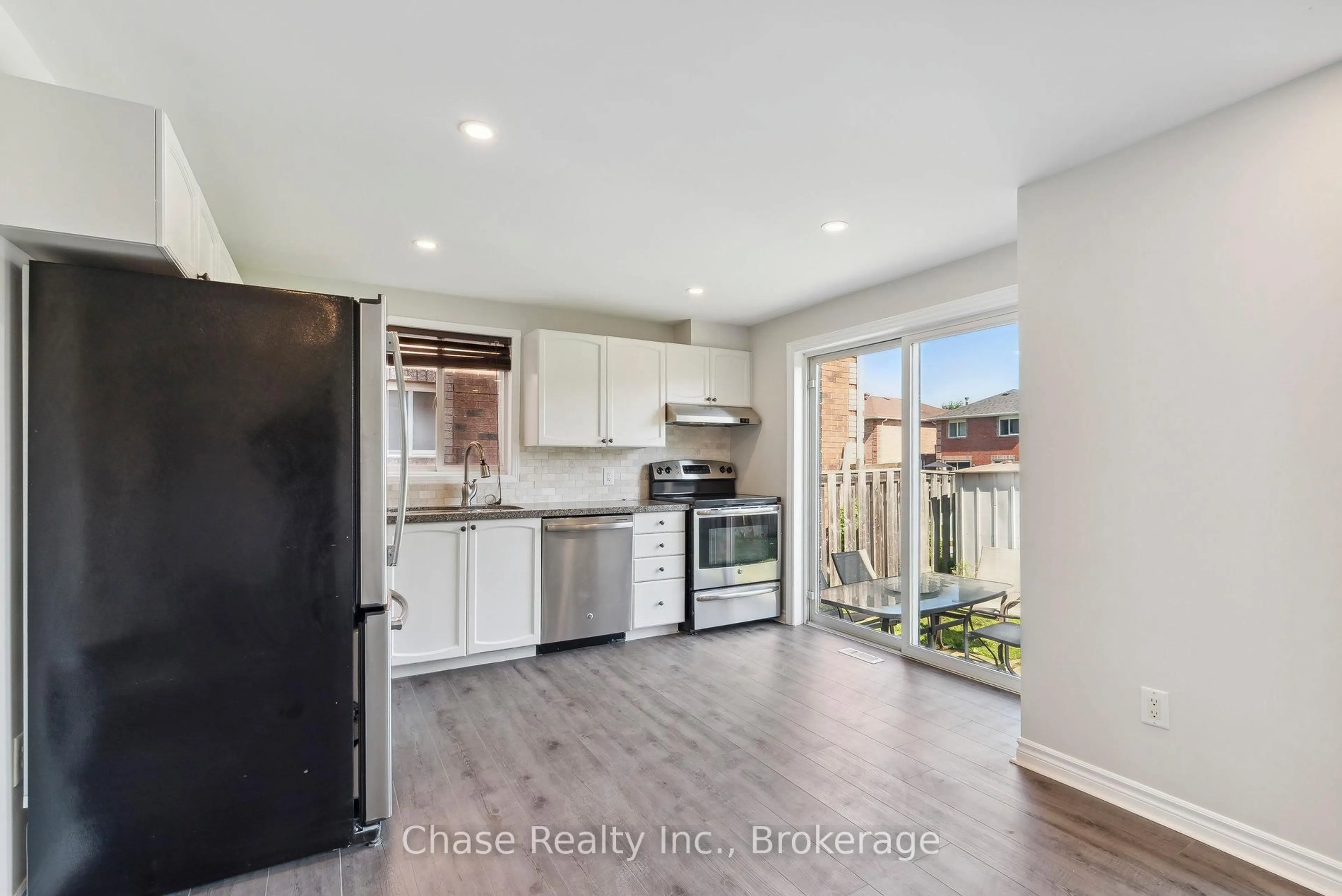 Open concept kitchen, unknown for 46 Sydenham Wells, Barrie Ontario L4M 6R4