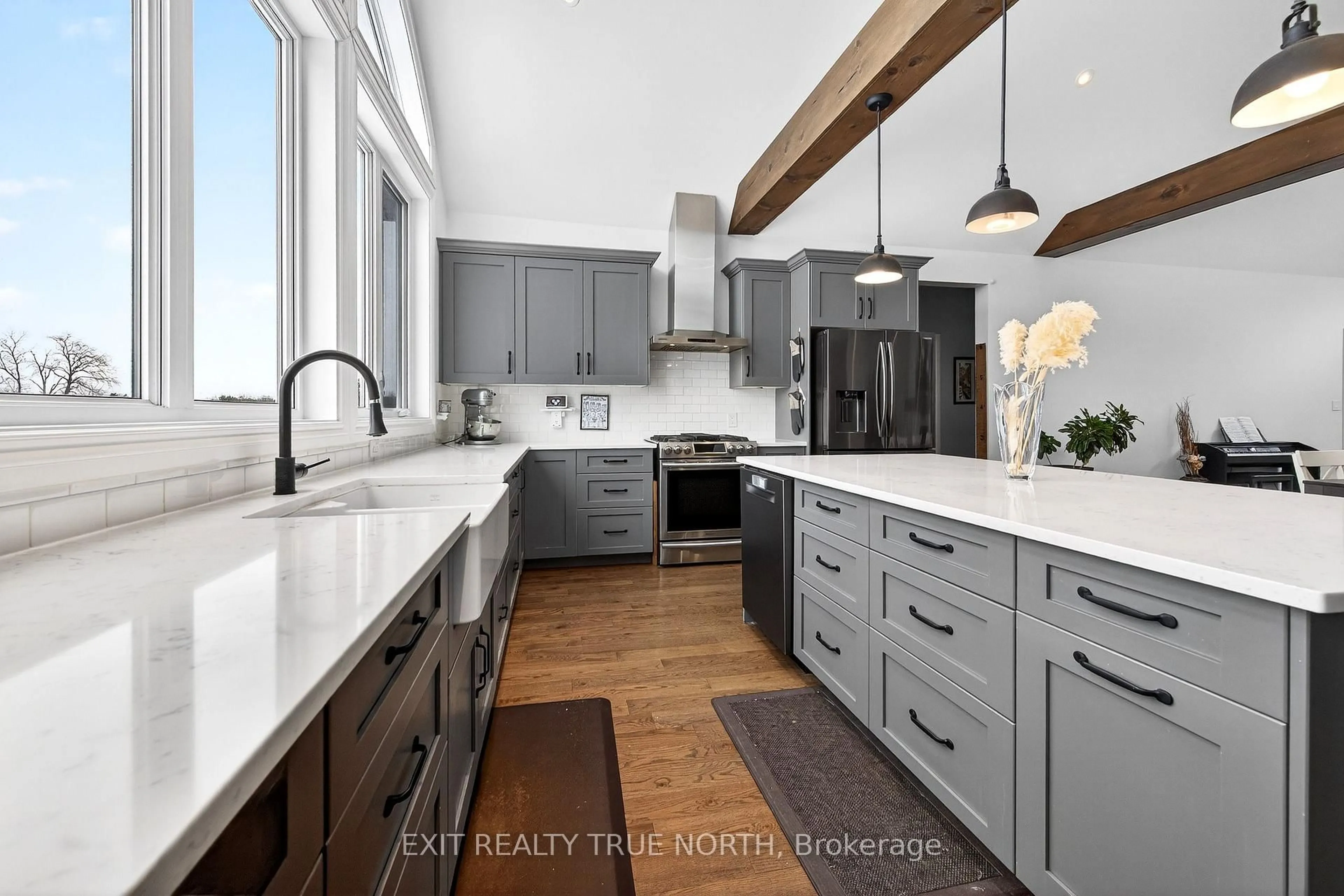 Contemporary kitchen, unknown for 139 Rue Eric, Tiny Ontario L9M 0H1