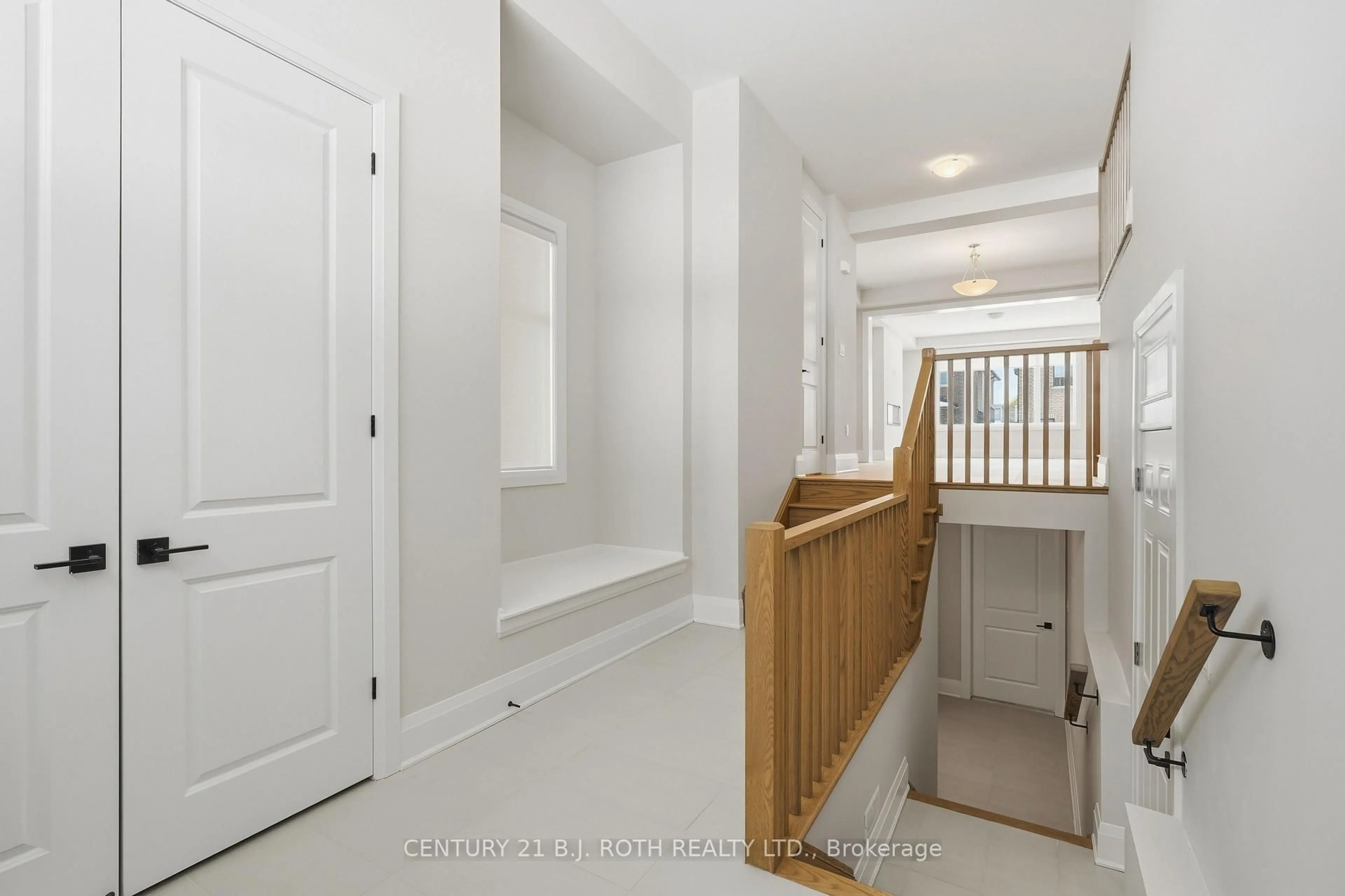 Indoor entryway for 395 Reid Dr, Barrie Ontario L9J 0G5