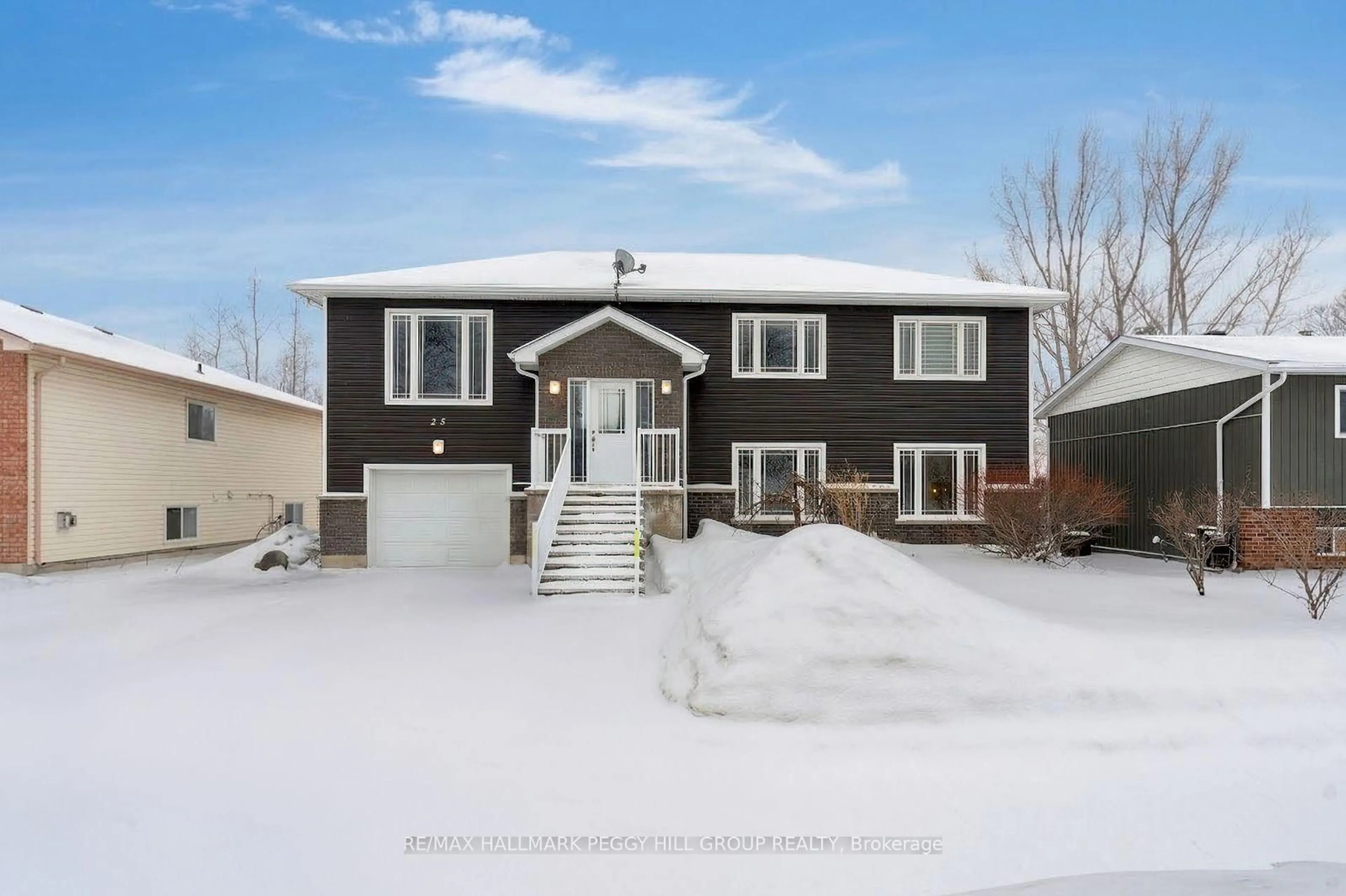 Home with vinyl exterior material, street for 25 Bay St, Tay Ontario L0K 2A0