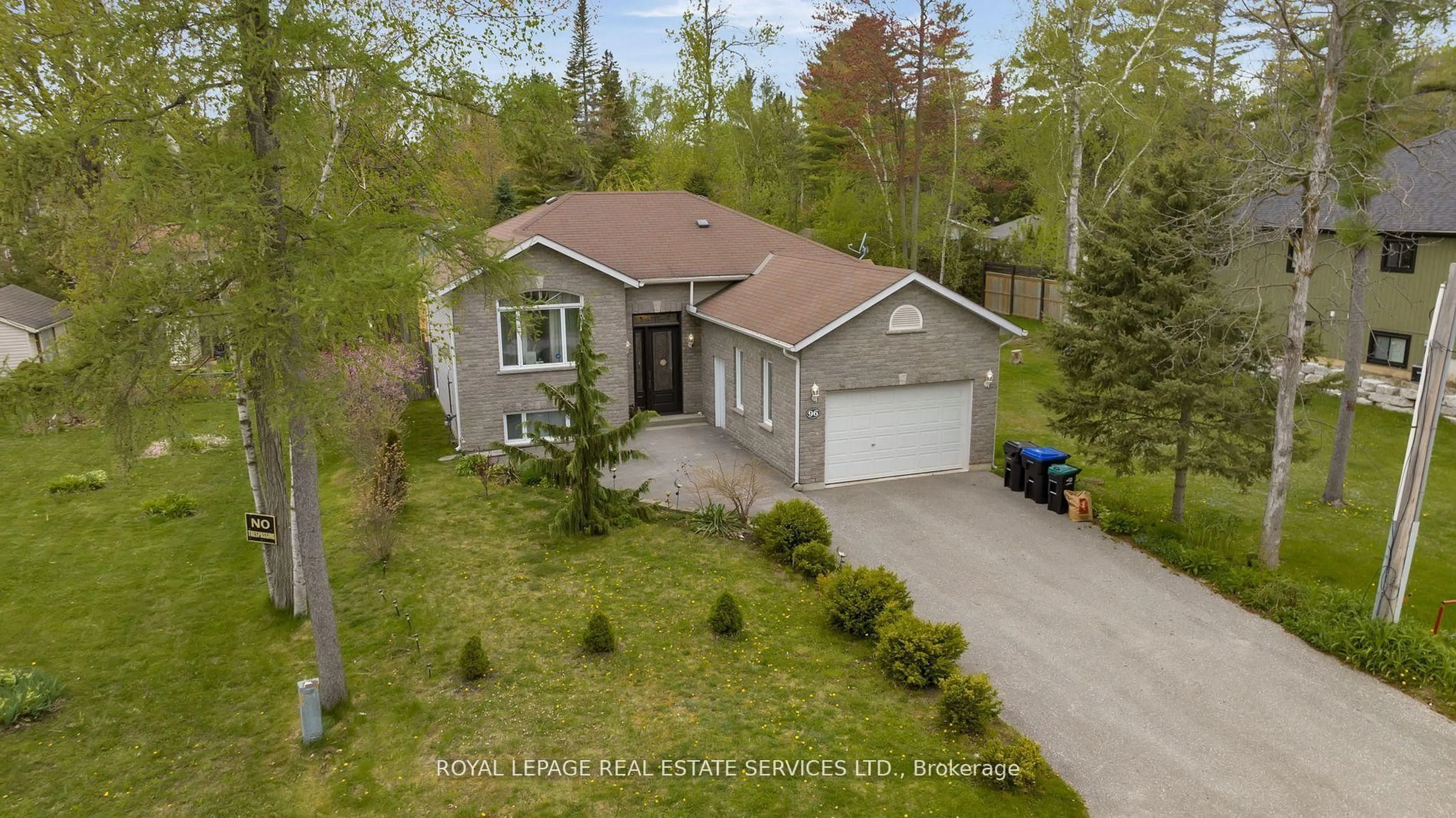 A pic from outside/outdoor area/front of a property/back of a property/a pic from drone, street for 96 46th St, Wasaga Beach Ontario L9Z 1Y7