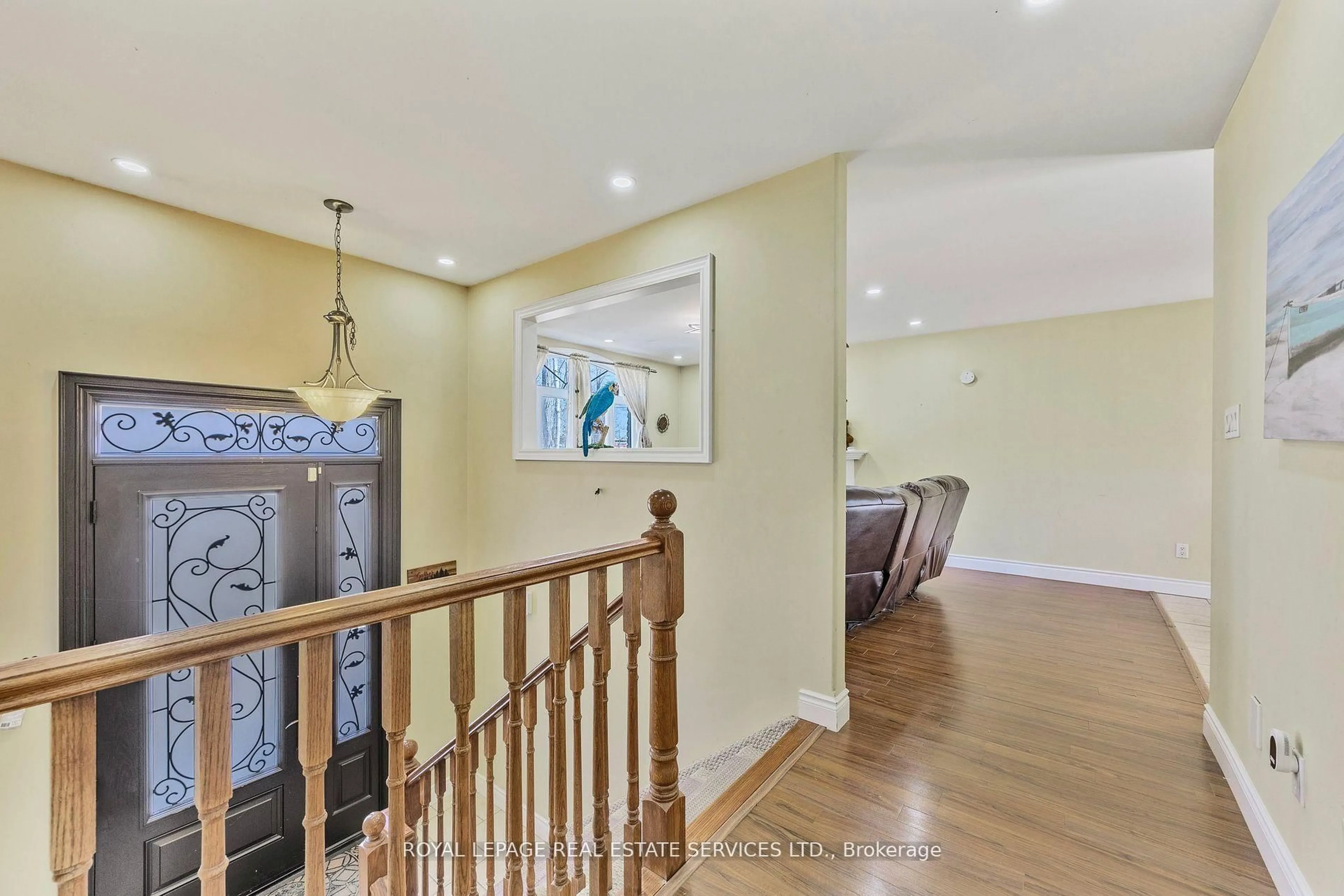 Indoor entryway for 96 46th St, Wasaga Beach Ontario L9Z 1Y7