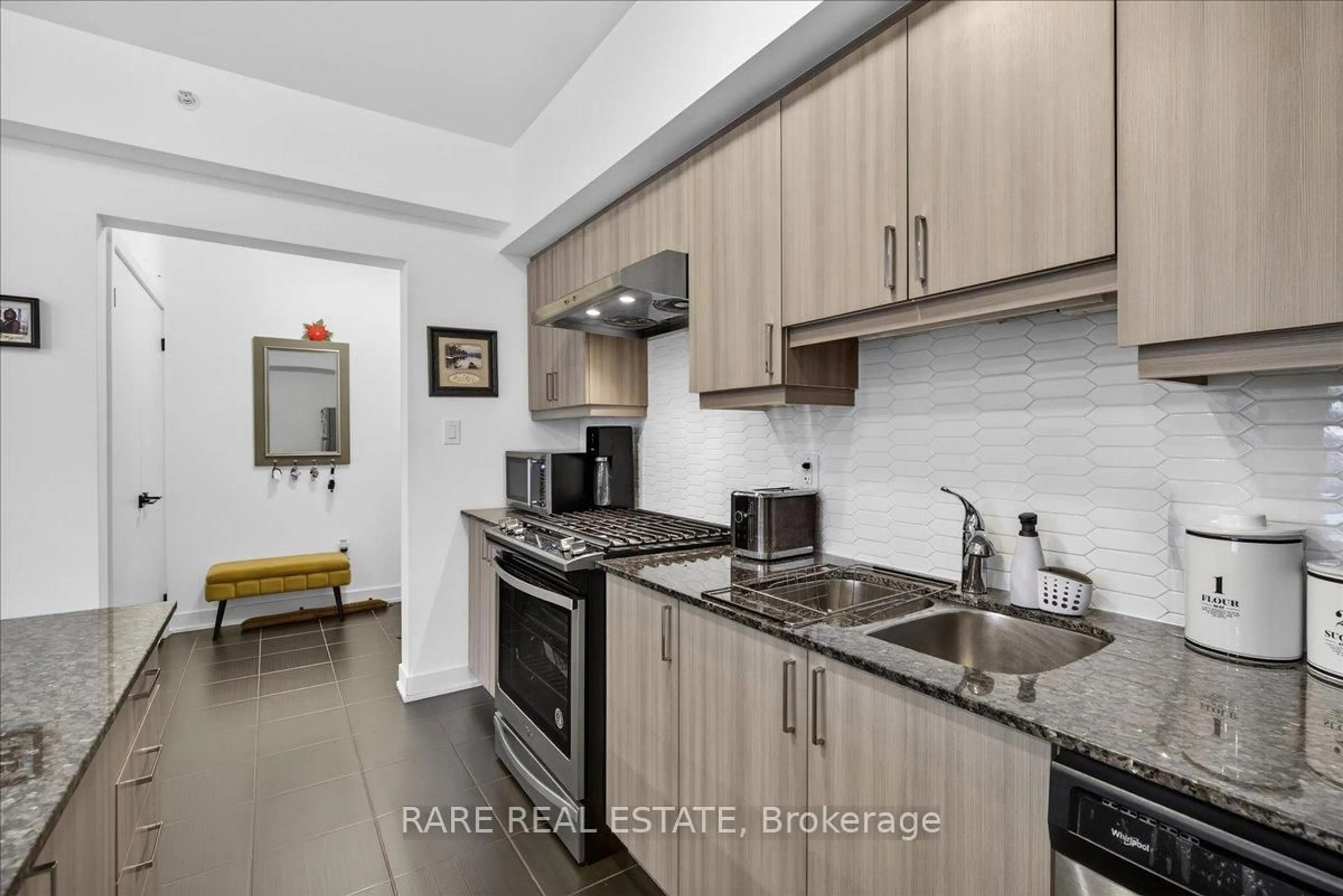 Standard kitchen, unknown for 5 Chef Lane #411, Barrie Ontario L9J 0J8