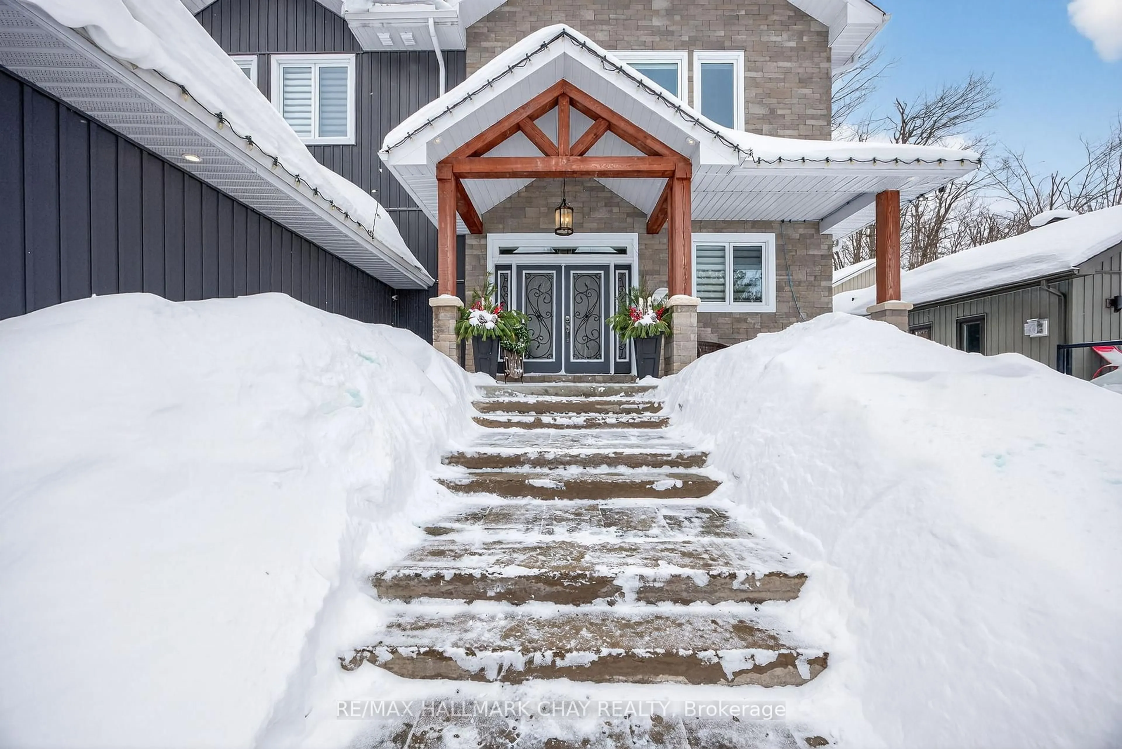 Indoor entryway for 17 Pine Ridge Tr, Oro-Medonte Ontario L4M 4Y8