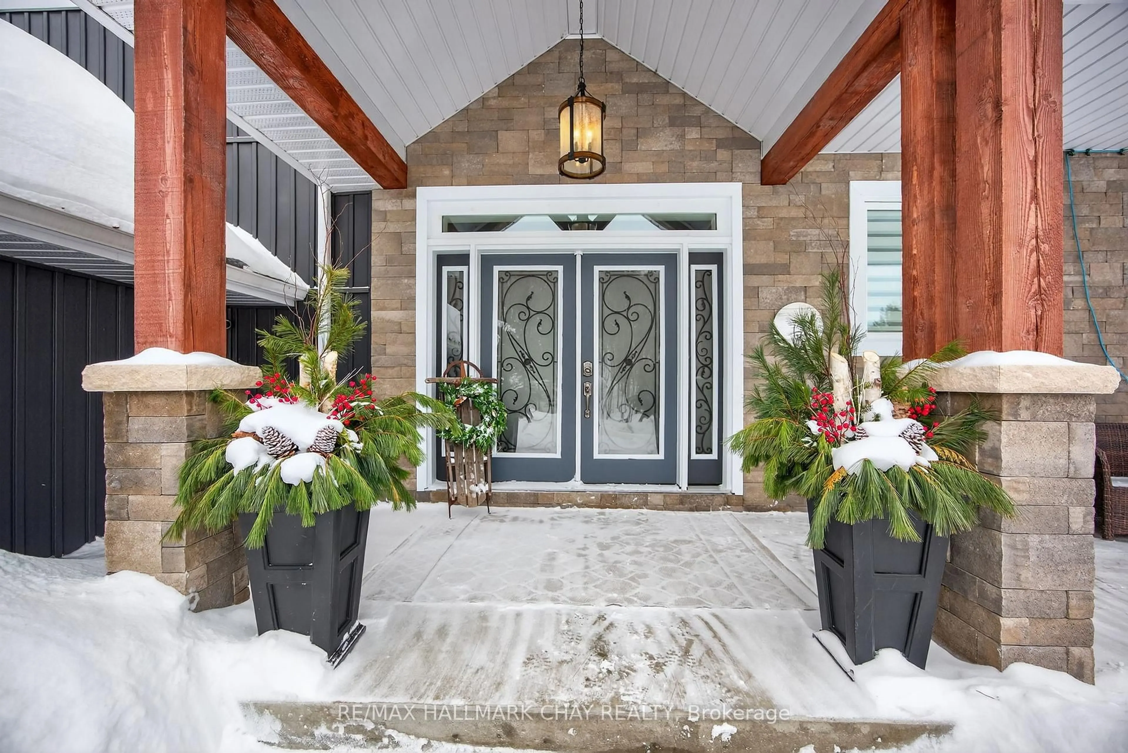 Indoor entryway for 17 Pine Ridge Tr, Oro-Medonte Ontario L4M 4Y8