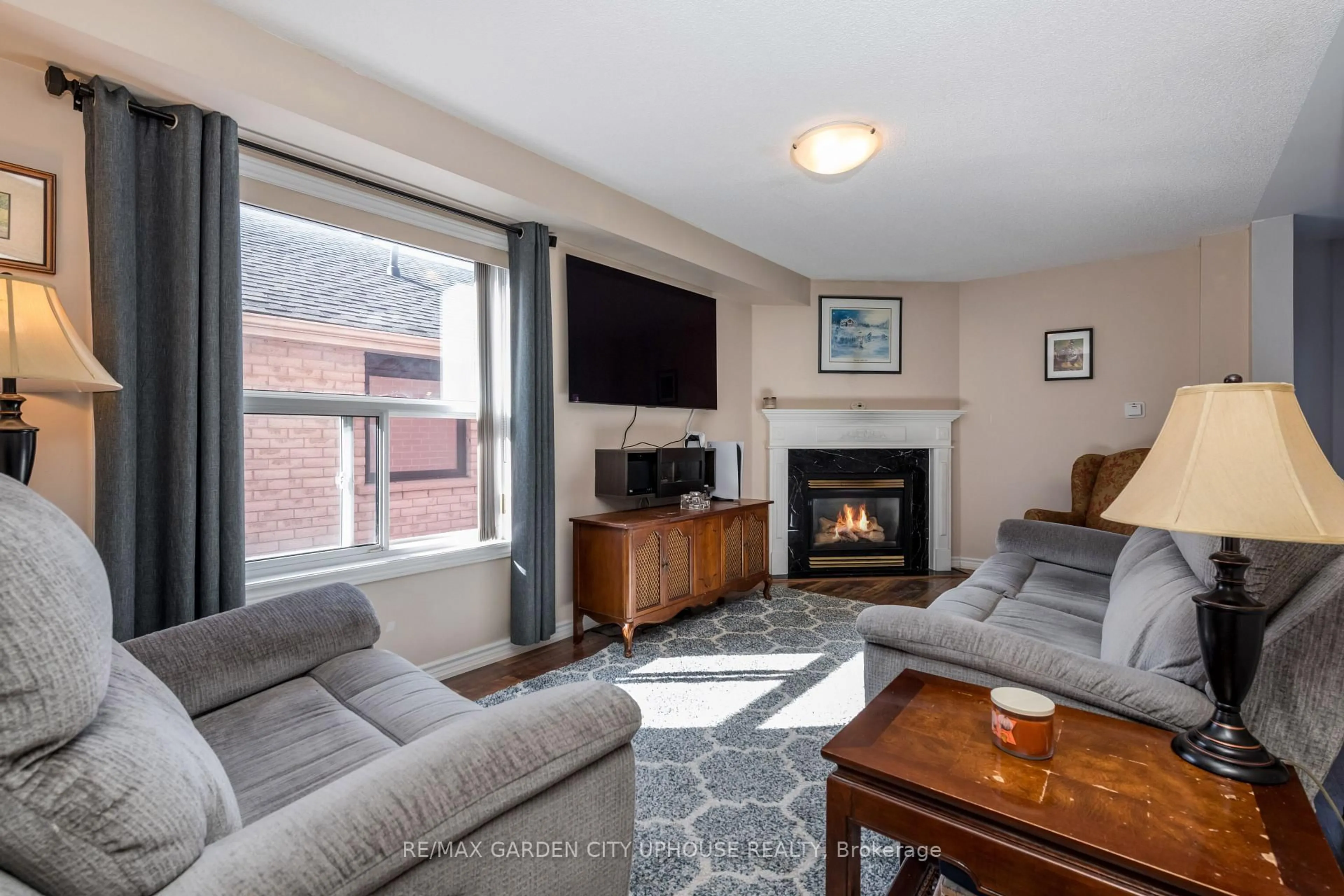 Living room with furniture, unknown for 22 Grace Cres, Barrie Ontario L4N 9S8