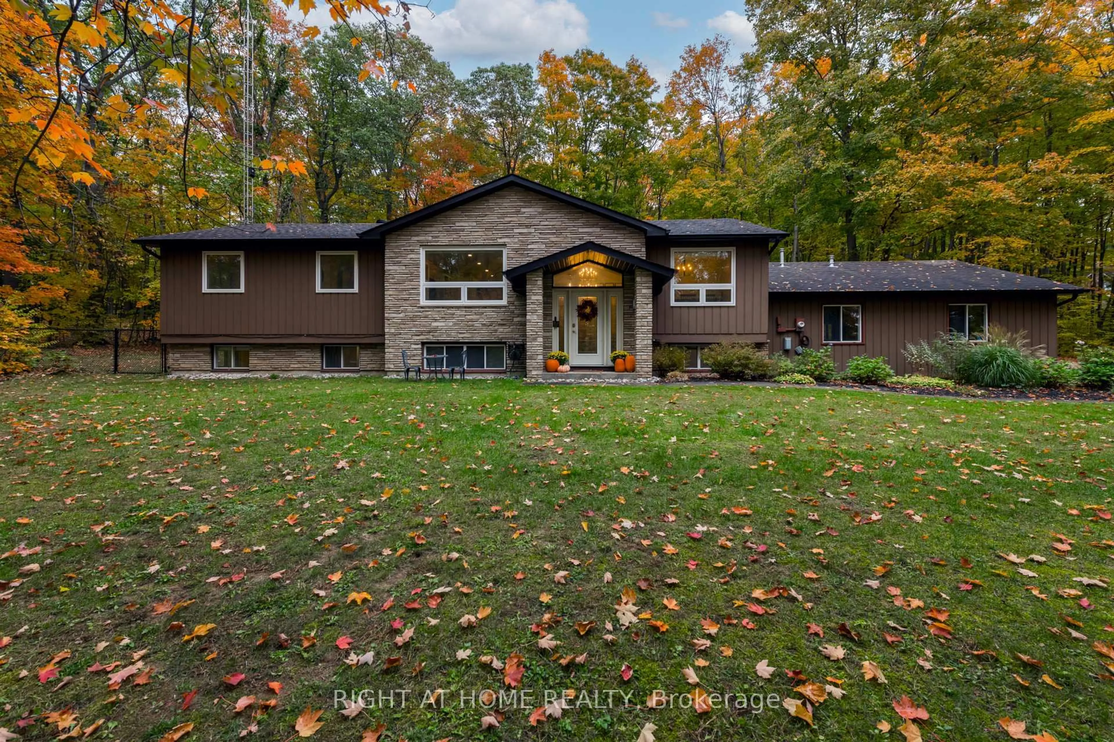 Home with vinyl exterior material, forest/trees view for 11 Woodland Cres, Oro-Medonte Ontario L4M 4Y8