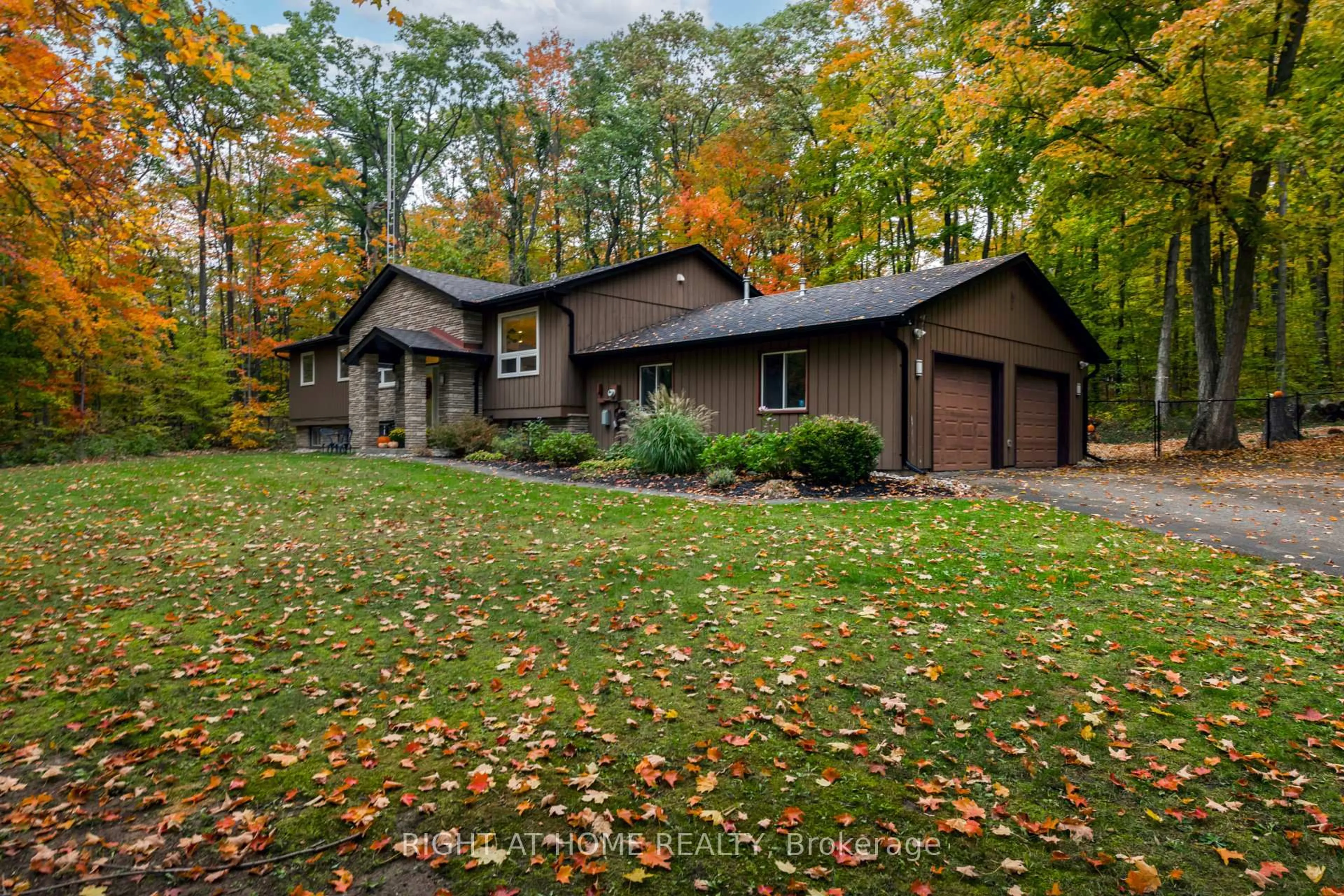 Home with vinyl exterior material, unknown for 11 Woodland Cres, Oro-Medonte Ontario L4M 4Y8