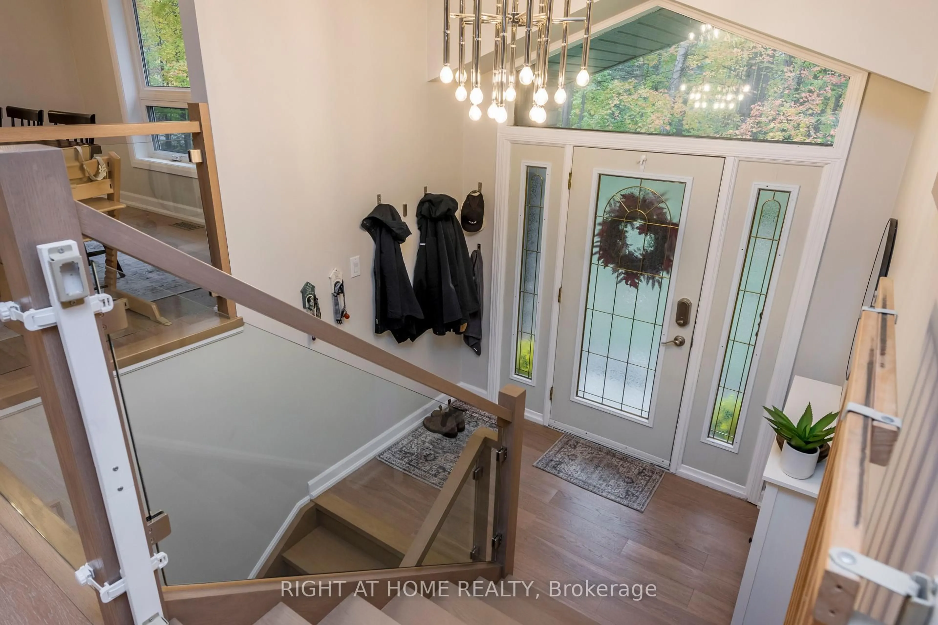 Indoor entryway for 11 Woodland Cres, Oro-Medonte Ontario L4M 4Y8