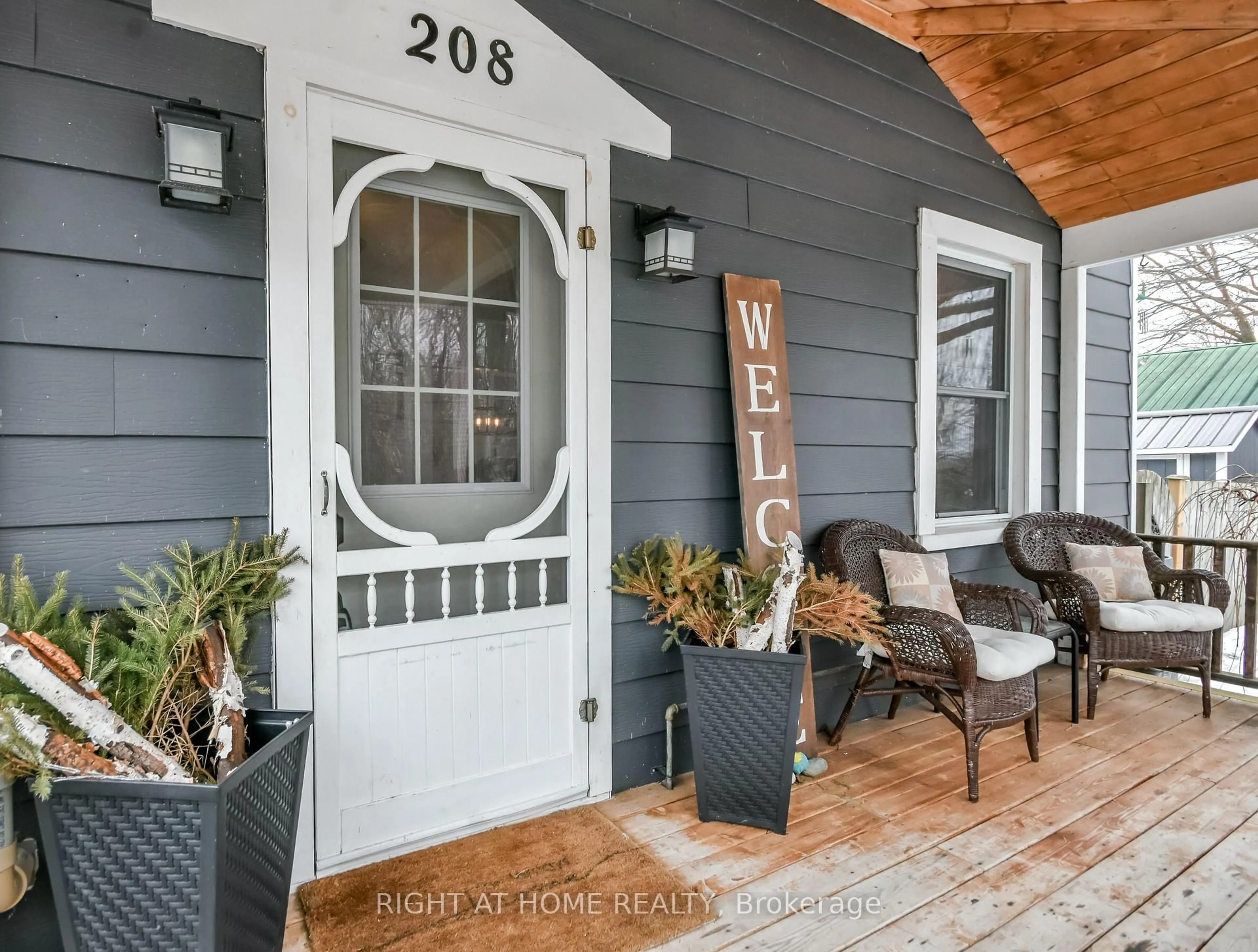 Indoor entryway for 208 Cherry St, Tay Ontario L0K 2C0